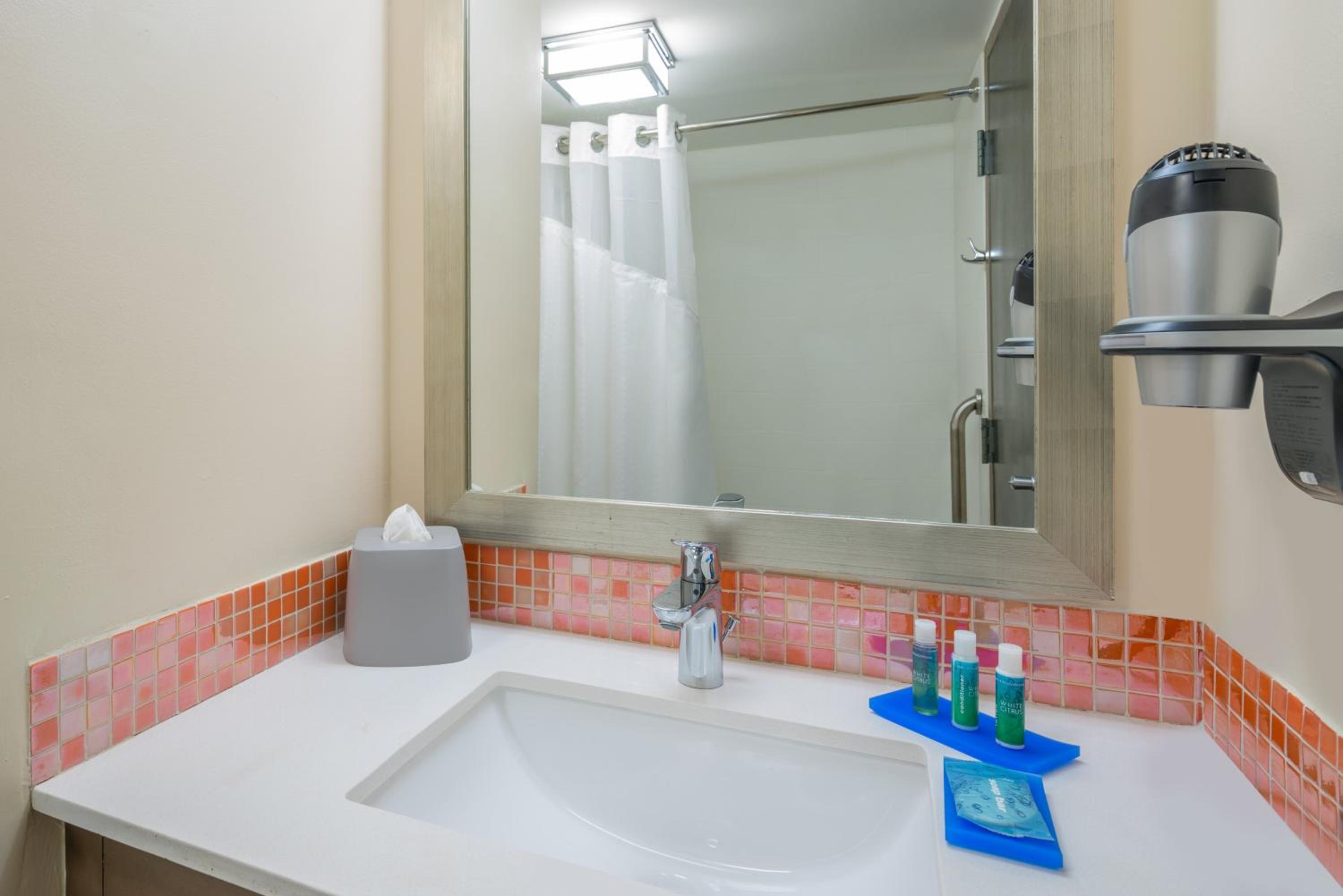 Nassau - Paradise Island Vacations - Holiday Inn Express  Suites Nassau, an IHG Hotel - Property Image 18
