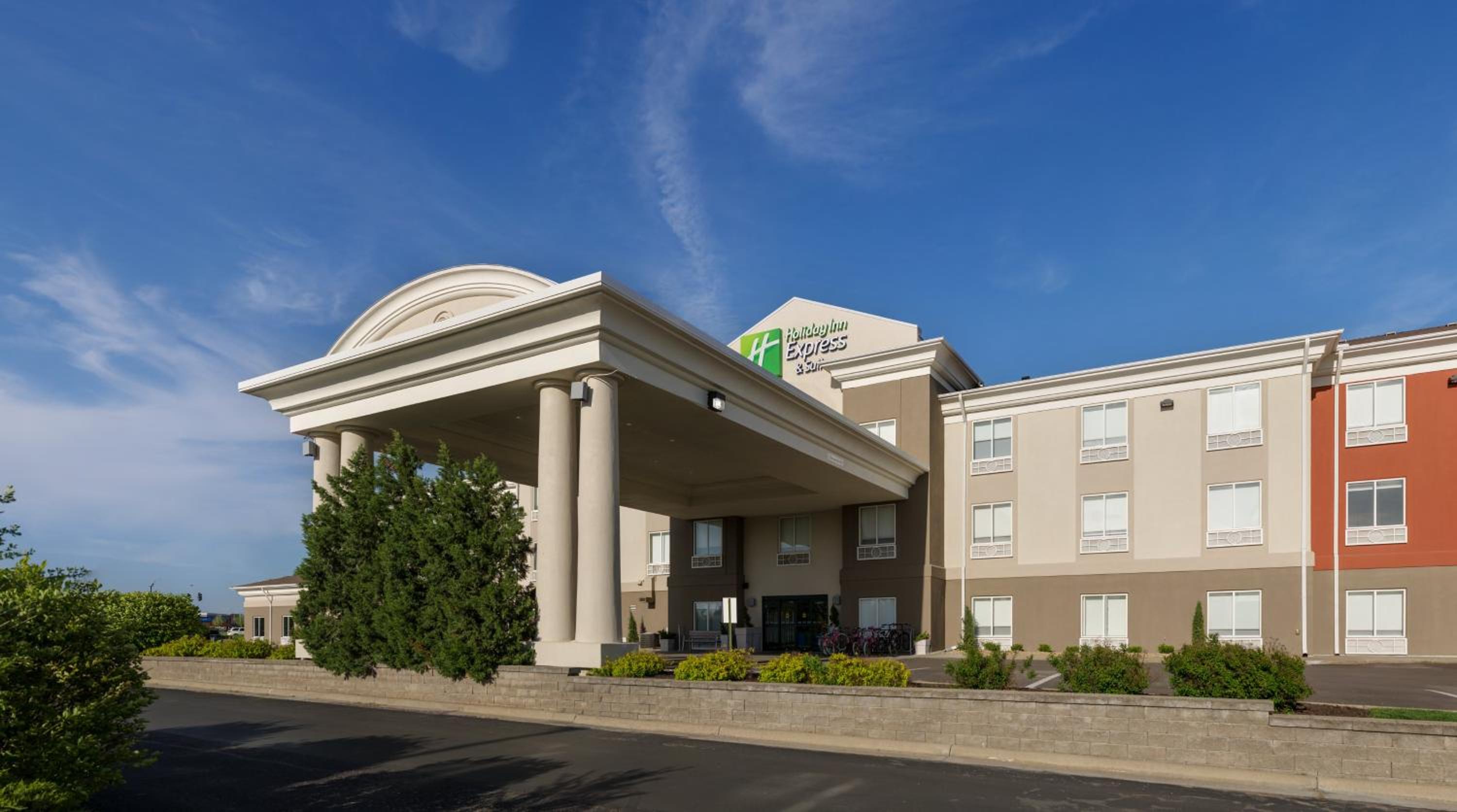 Hotel Holiday Inn Express Lawrence, an IHG Hotel - Image 1