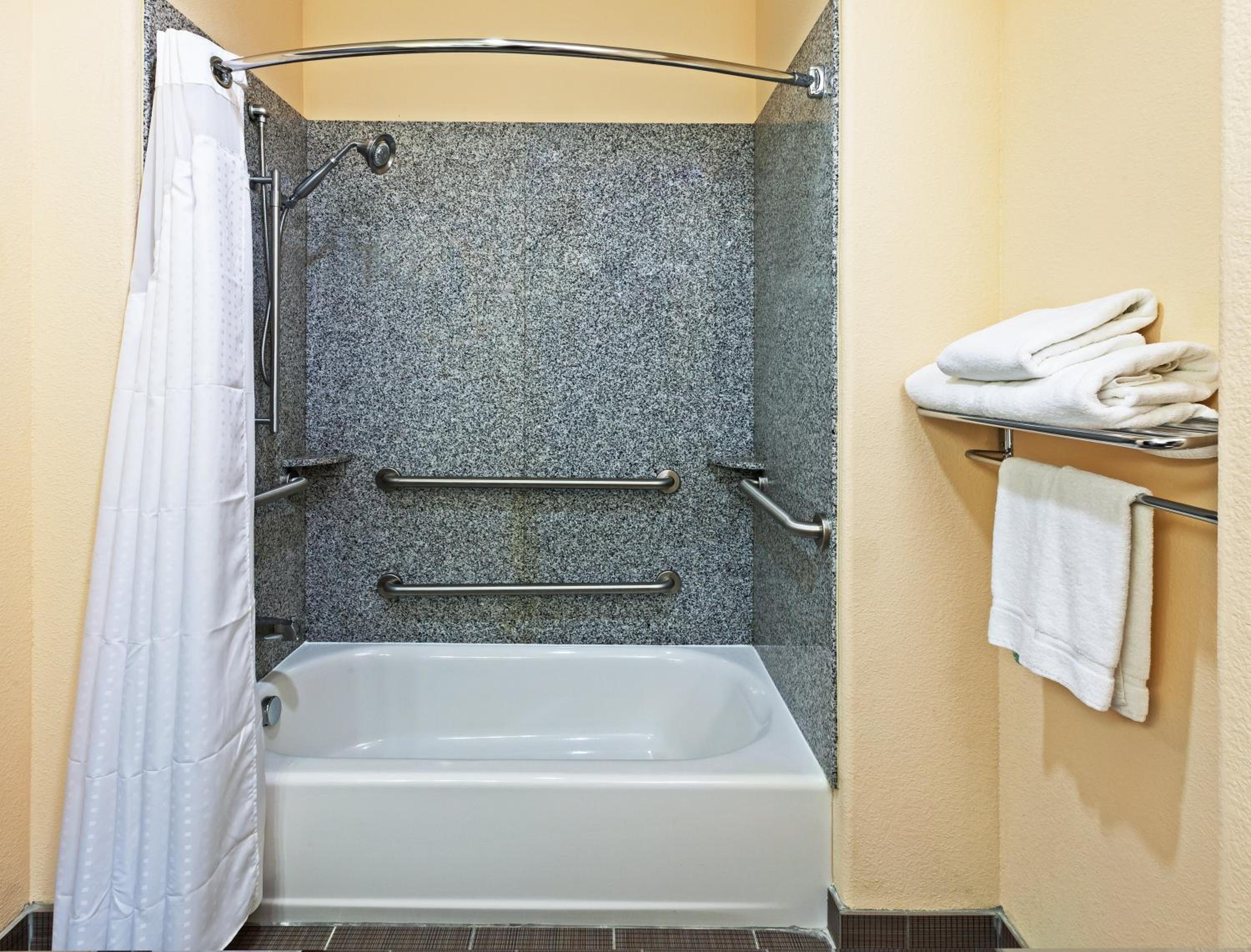 Holiday Inn Express & Suites Cleveland by IHG view 5