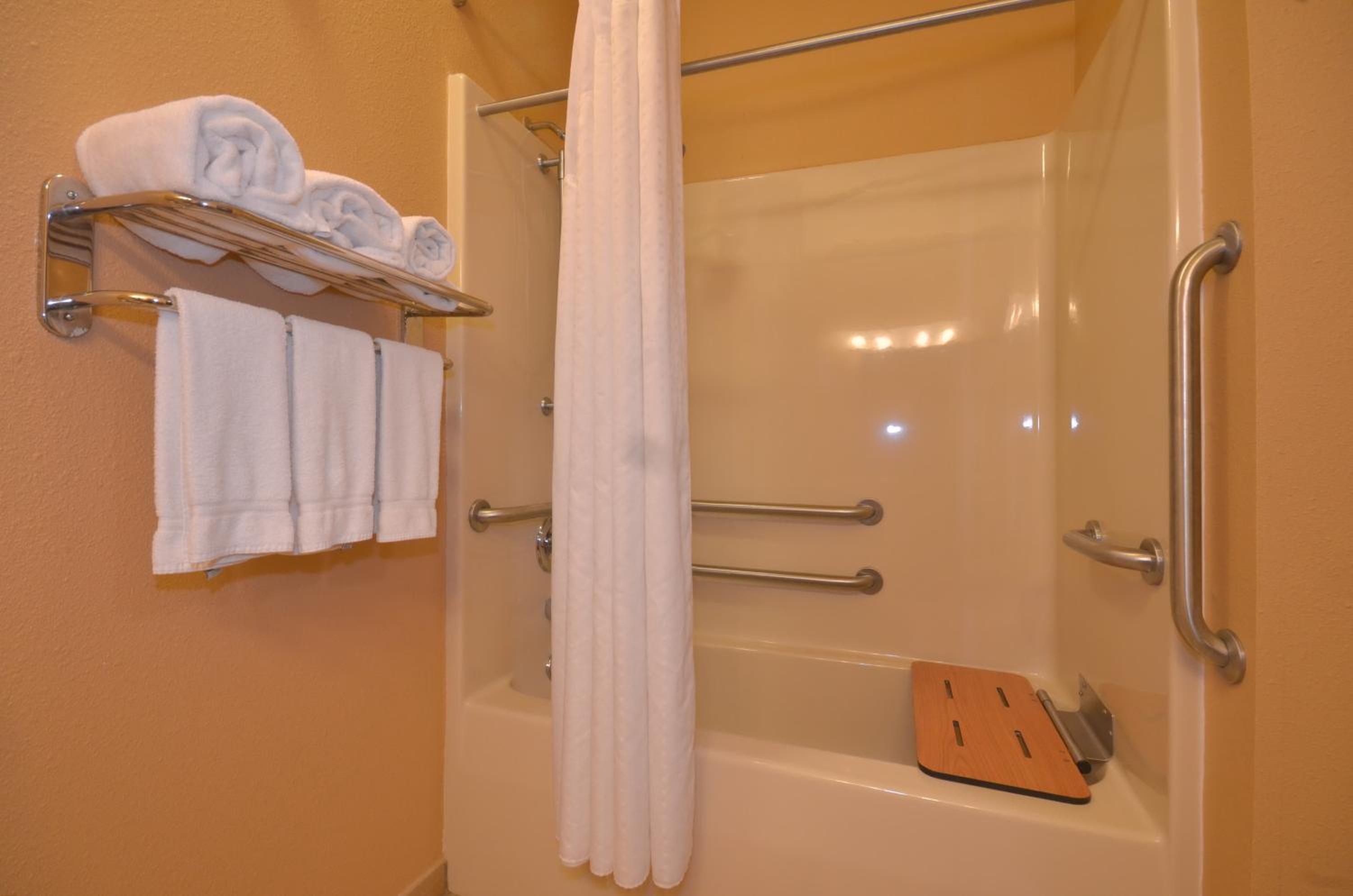 Pine Bluff Vacations - Holiday Inn Express  Suites Pine Bluff/Pines Mall, an IHG Hotel - Property Image 2