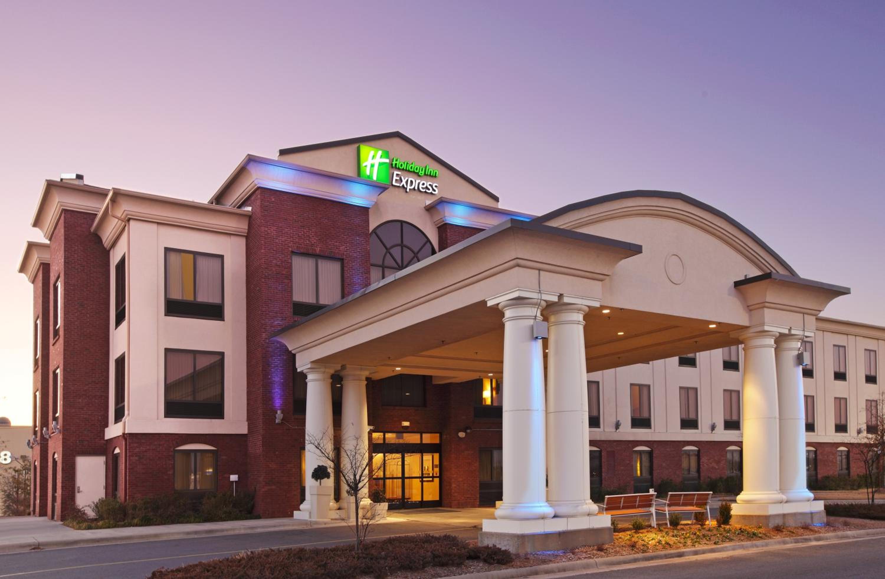 Pine Bluff Vacations - Holiday Inn Express  Suites Pine Bluff/Pines Mall, an IHG Hotel - Property Image 1