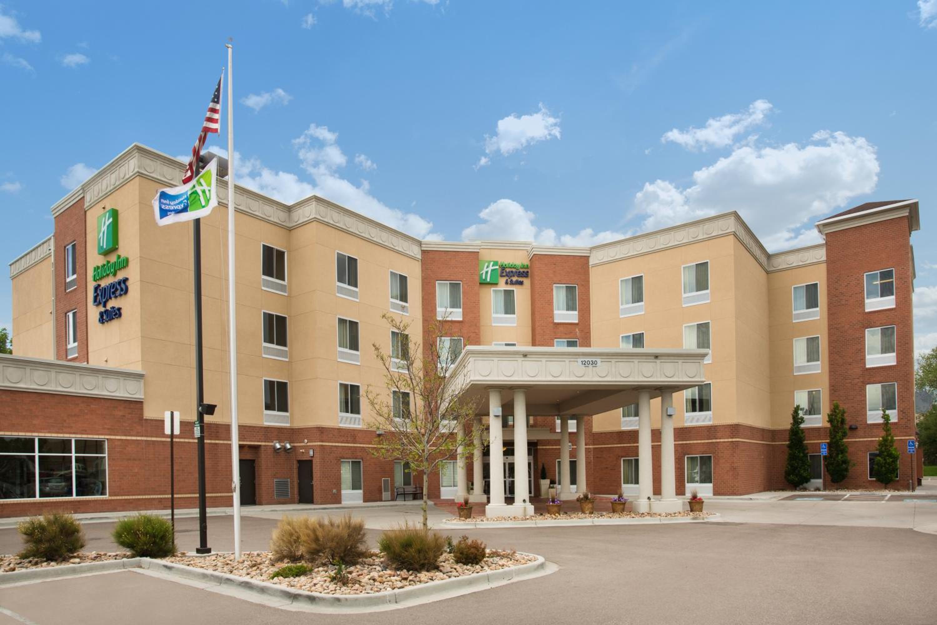Hotel Holiday Inn Express & Suites Denver North - Thornton, an IHG Hotel - Image 1