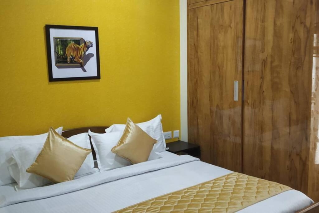 SHORT STAY 3BHK Serviced Apartment (LIFT+Kitchen+3 nights min stay) E Block Saket view 2