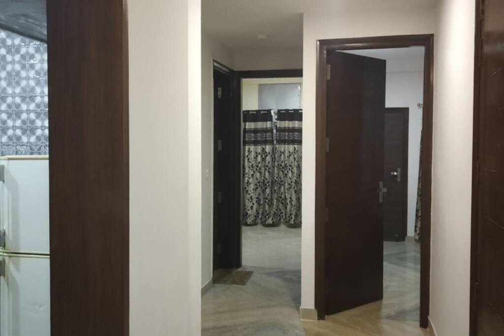SHORT STAY 3BHK Serviced Apartment (LIFT+Kitchen+3 nights min stay) E Block Saket view 4