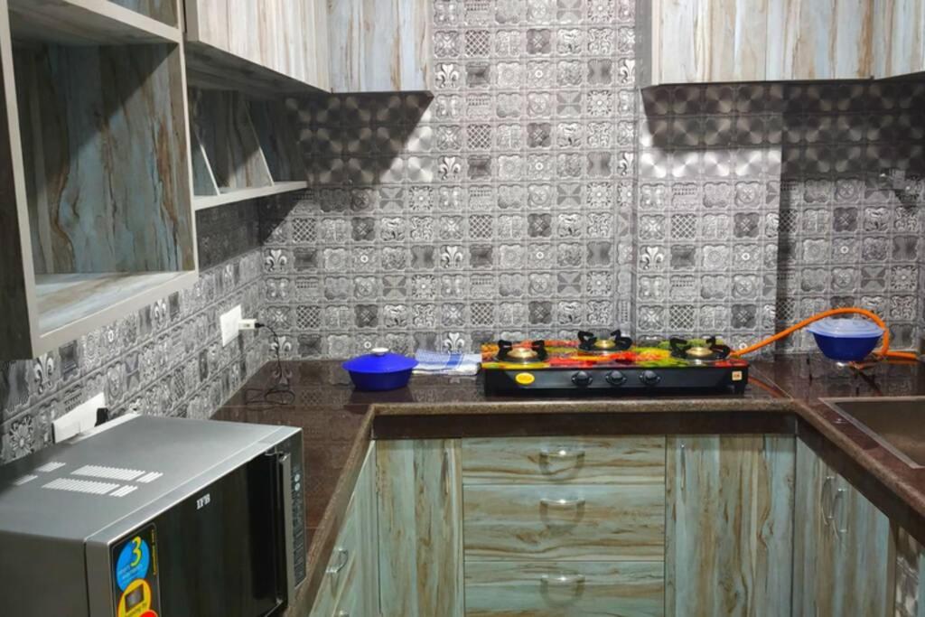 SHORT STAY 3BHK Serviced Apartment (LIFT+Kitchen+3 nights min stay) E Block Saket view 5