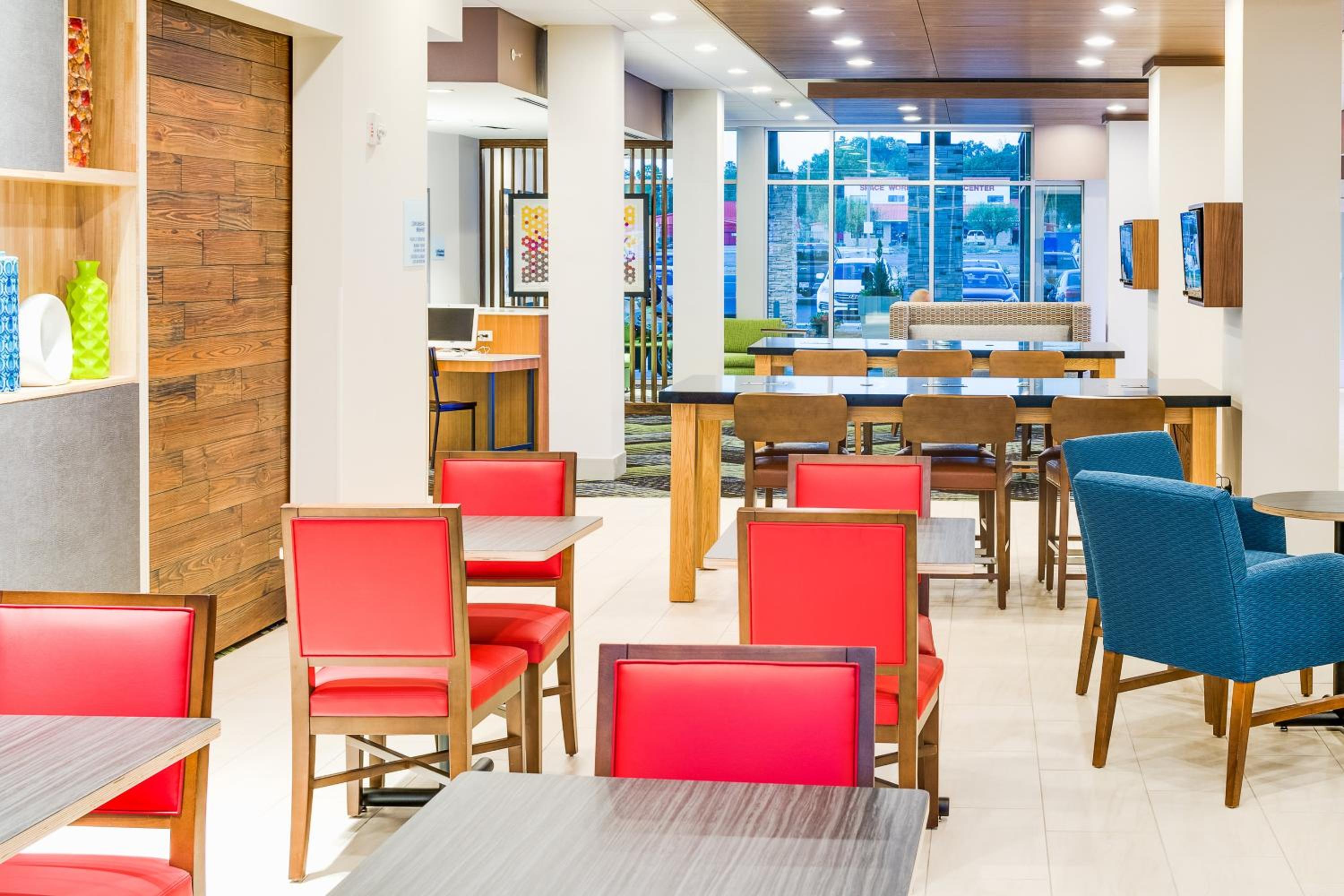 Russellville Vacations - Holiday Inn Express  Suites Russellville, an IHG Hotel - Property Image 3