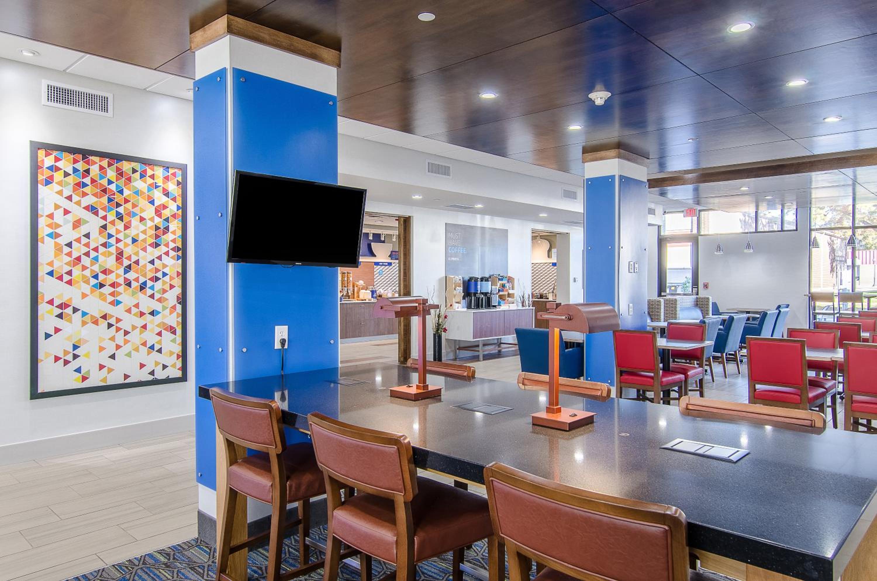 Holiday Inn Express & Suites - Atchison by IHG