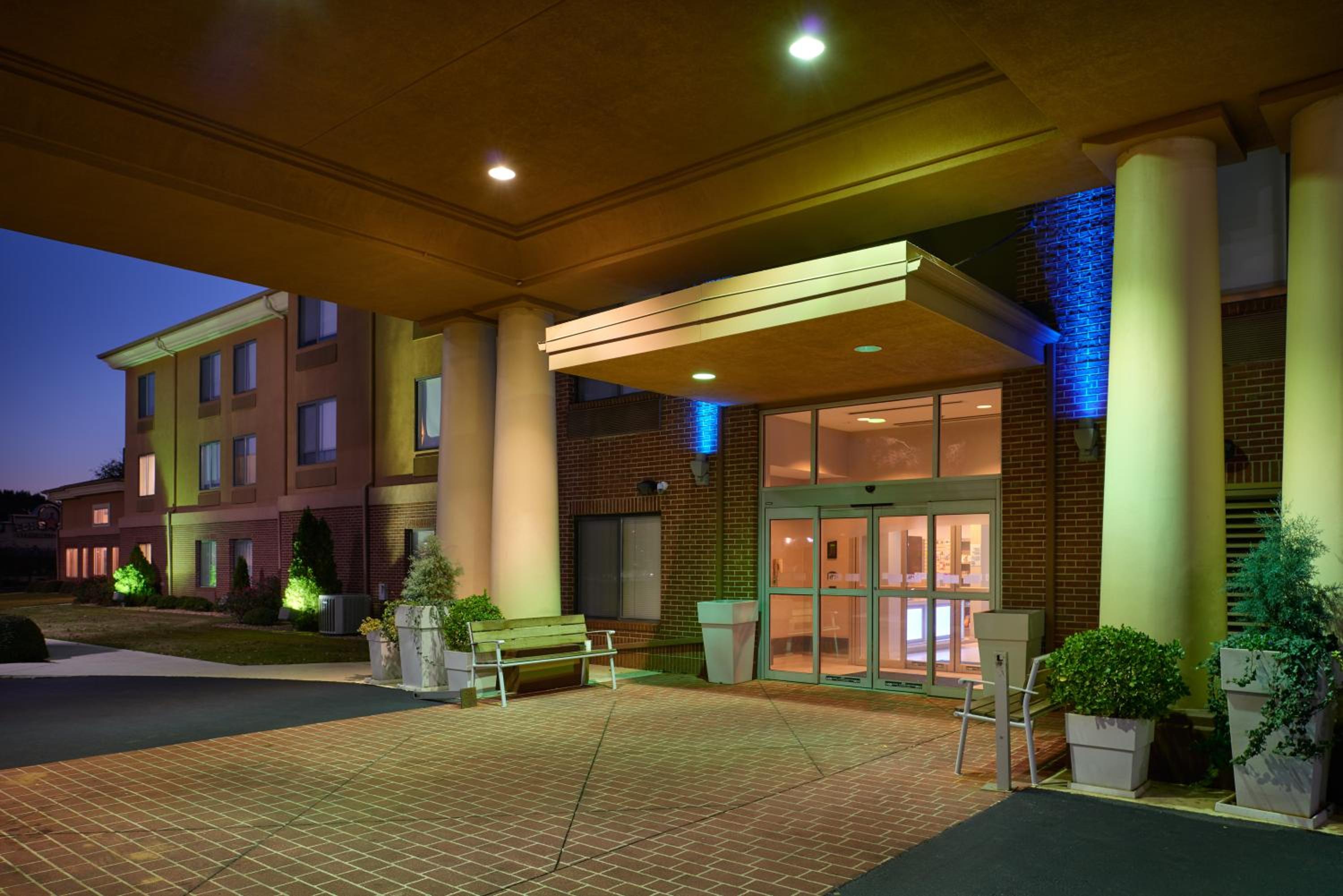Oxford Vacations - Holiday Inn Express Hotel  Suites Anniston/Oxford, an IHG Hotel - Property Image 5