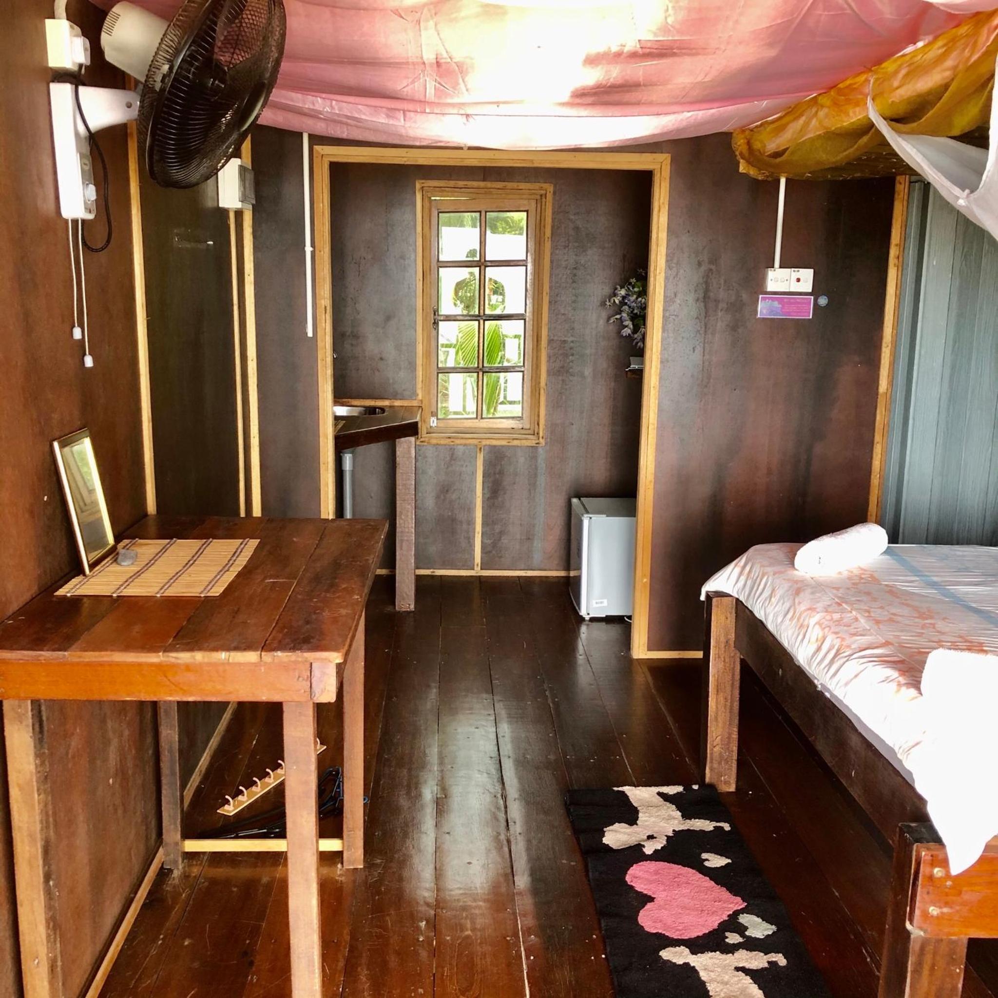 Beachfront Hut Downstairs Astra - Beach Shack Chalet photo 4