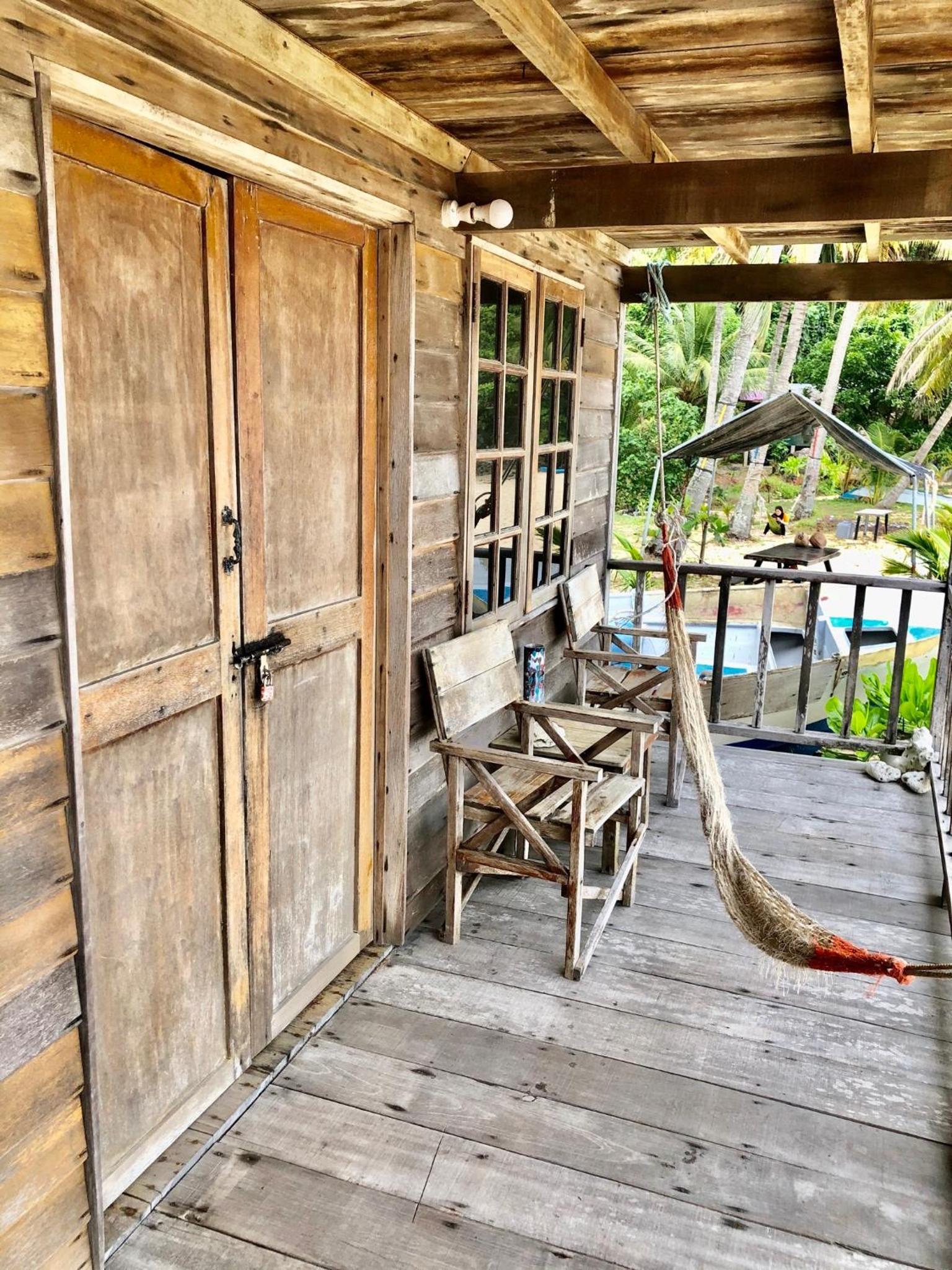 Beachfront Hut Downstairs Astra - Beach Shack Chalet photo 1
