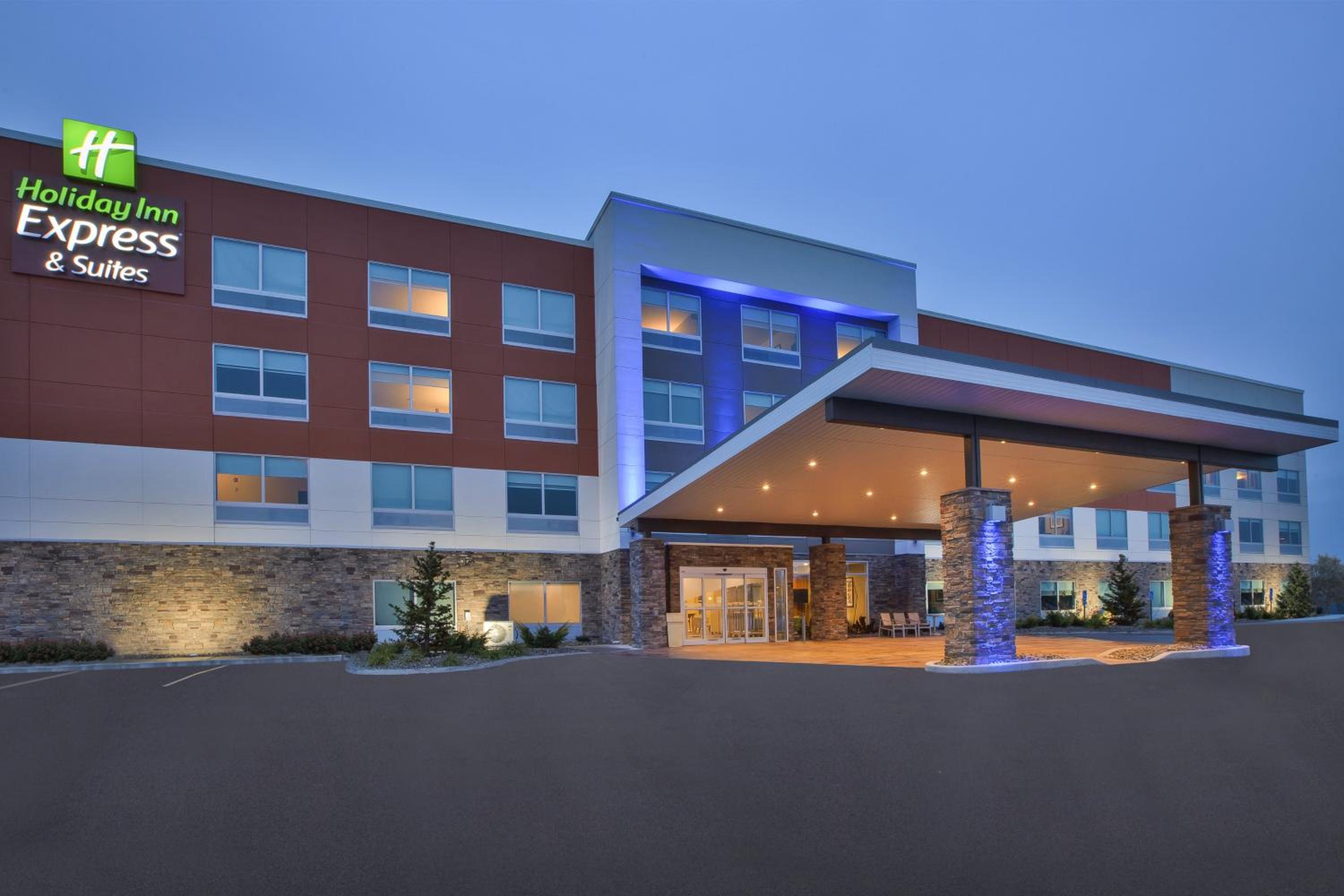 Hotel Holiday Inn Express & Suites - Parkersburg East, an IHG Hotel - Image 1
