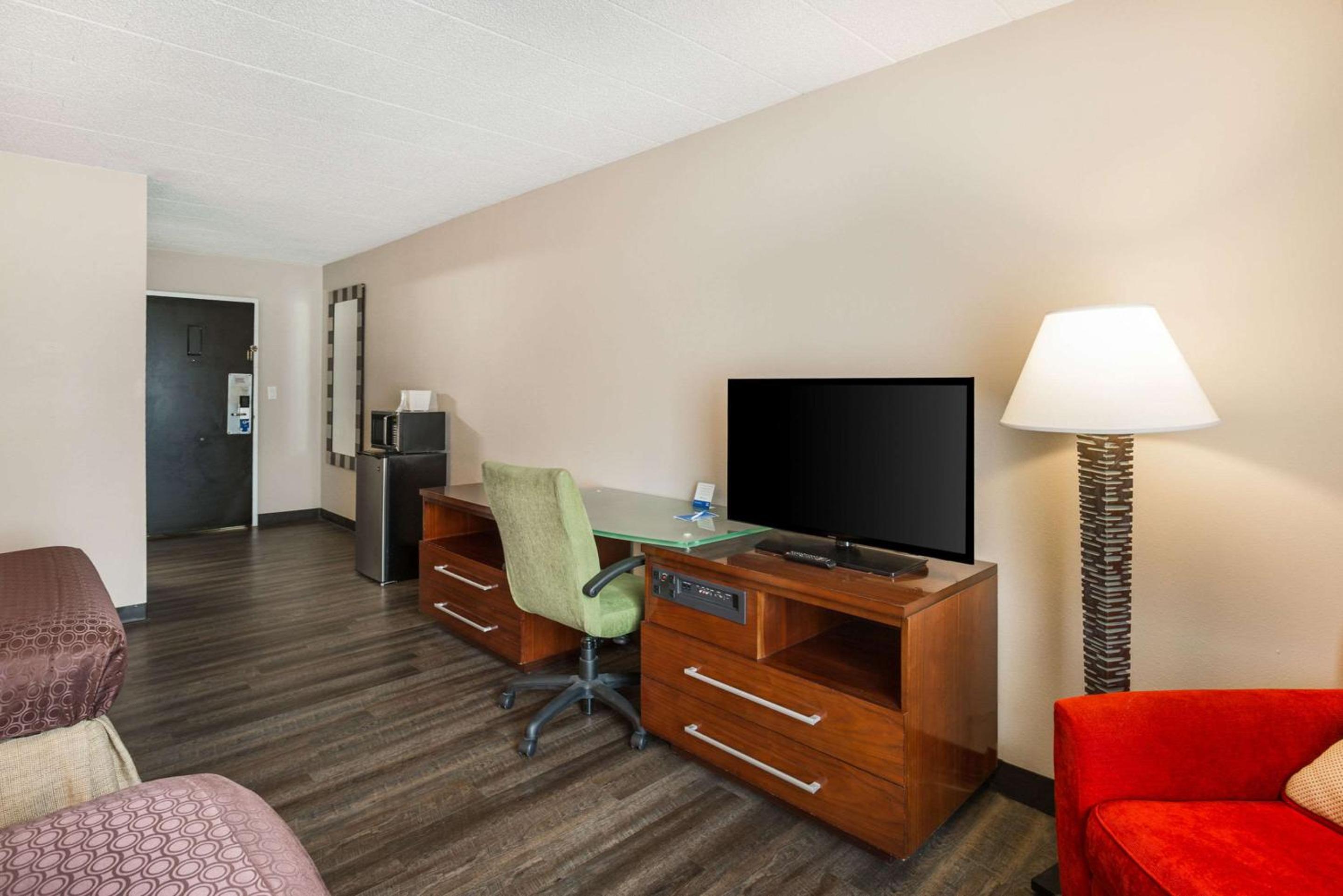 Fairmount Inn & Suites - Stroudsburg, Poconos