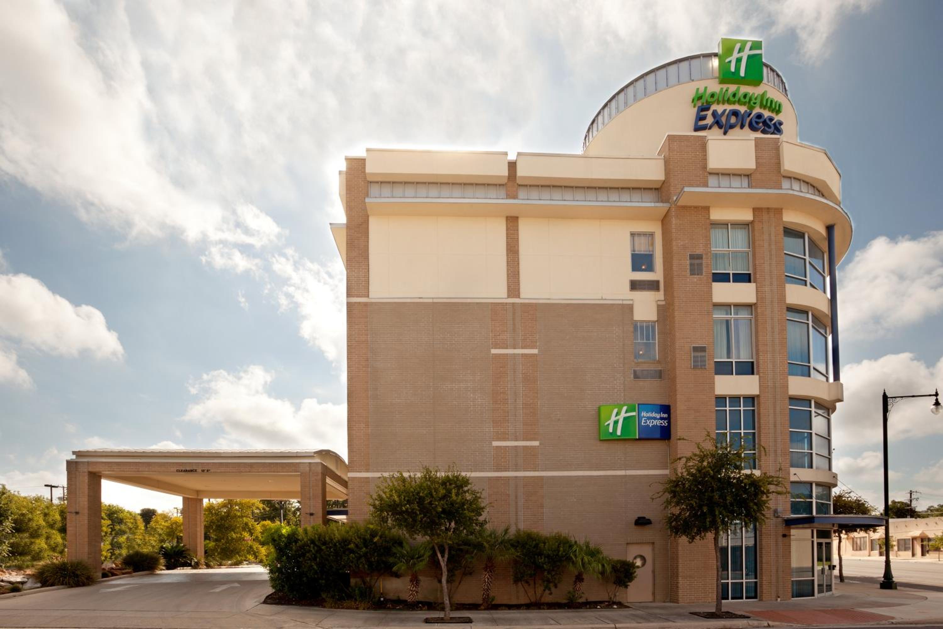 Hotel Holiday Inn Express Hotel & Suites San Antonio - Rivercenter Area, an IHG Hotel - Image 1
