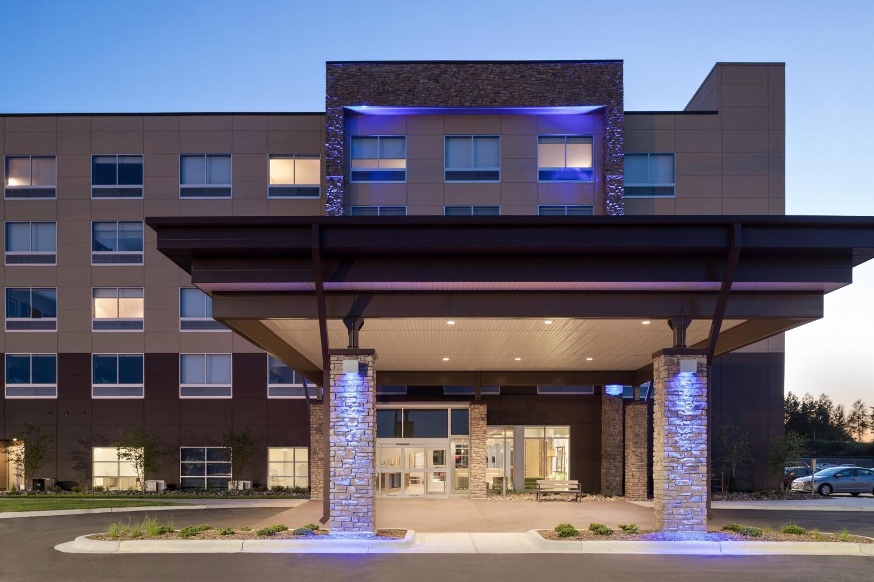 Hotel Holiday Inn Express & Suites Duluth North - Miller Hill, an IHG Hotel - Image 1