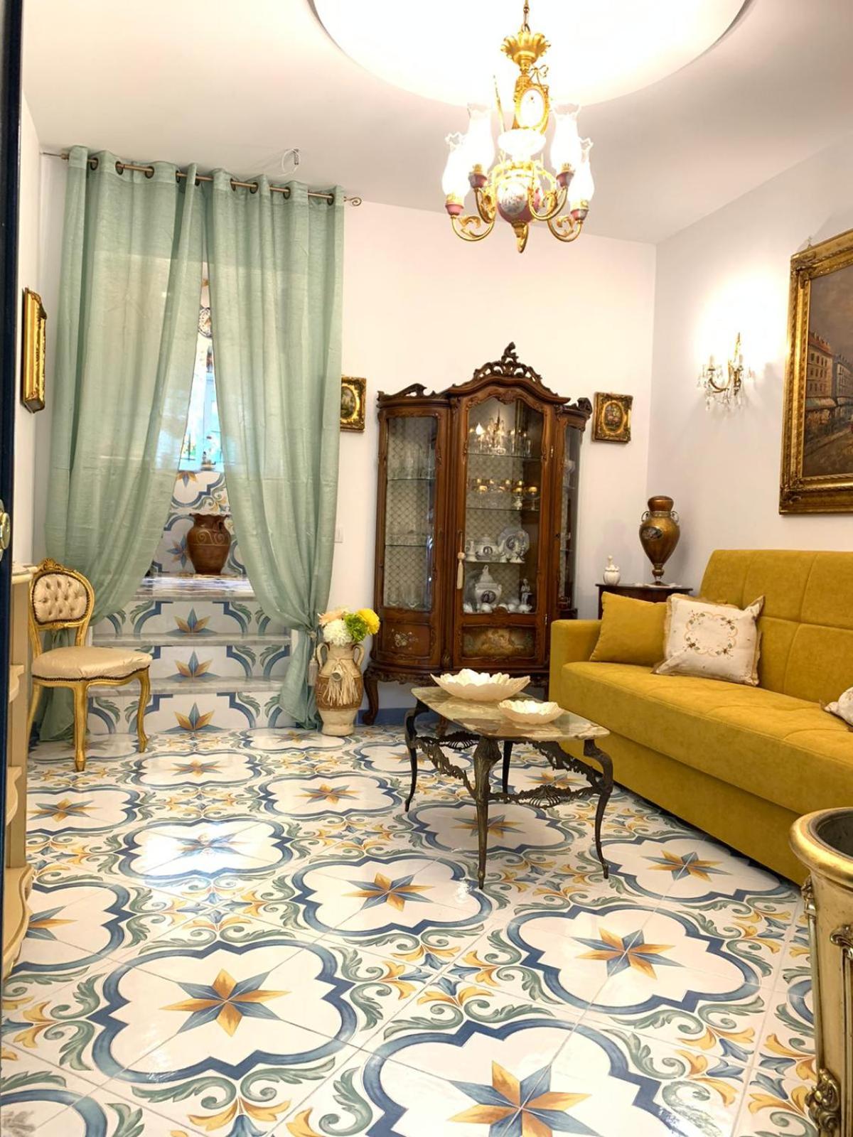 Giallo Napoletano Home
