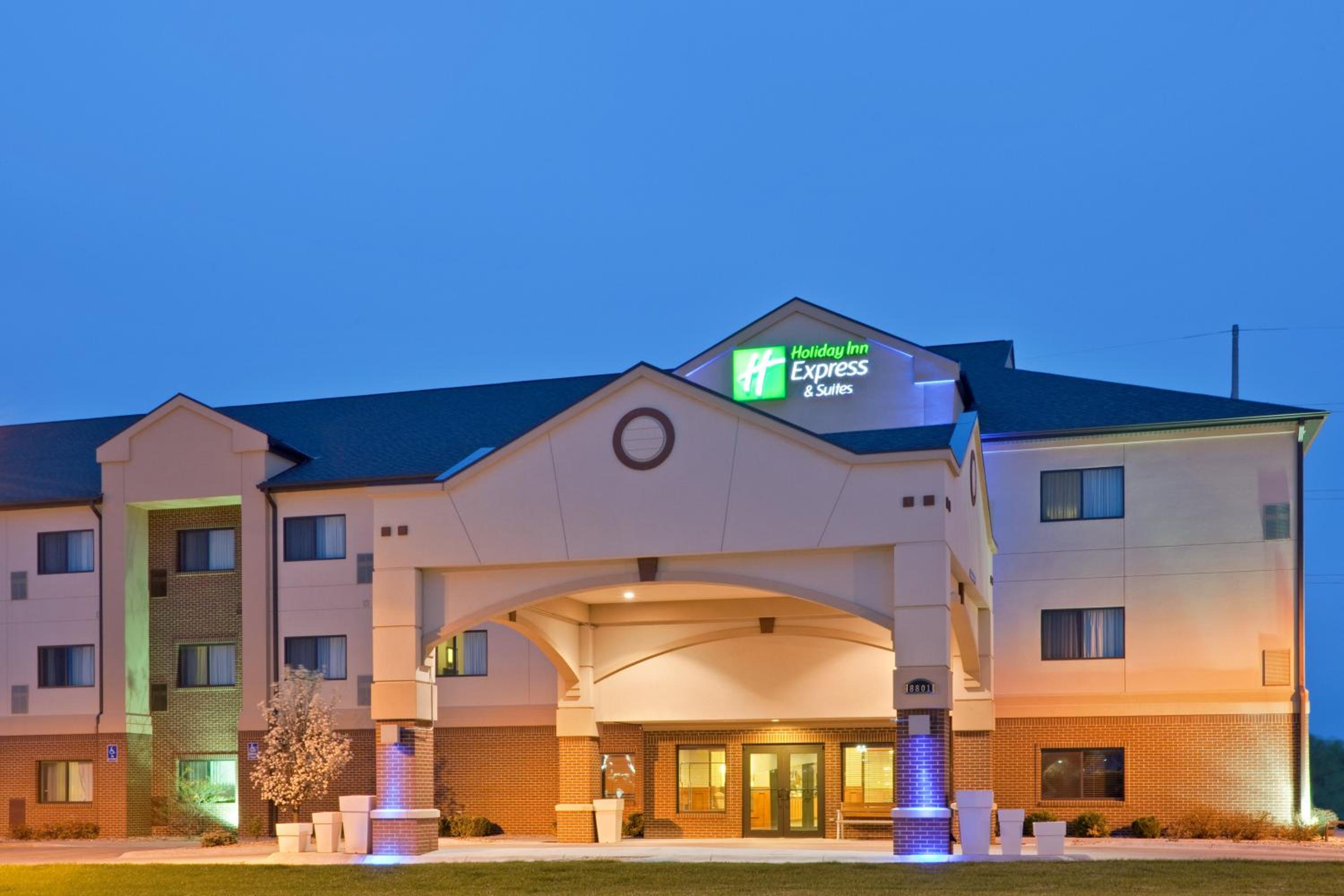 Hotel Holiday Inn Express Hotel & Suites Lincoln South, an IHG Hotel - Image 1