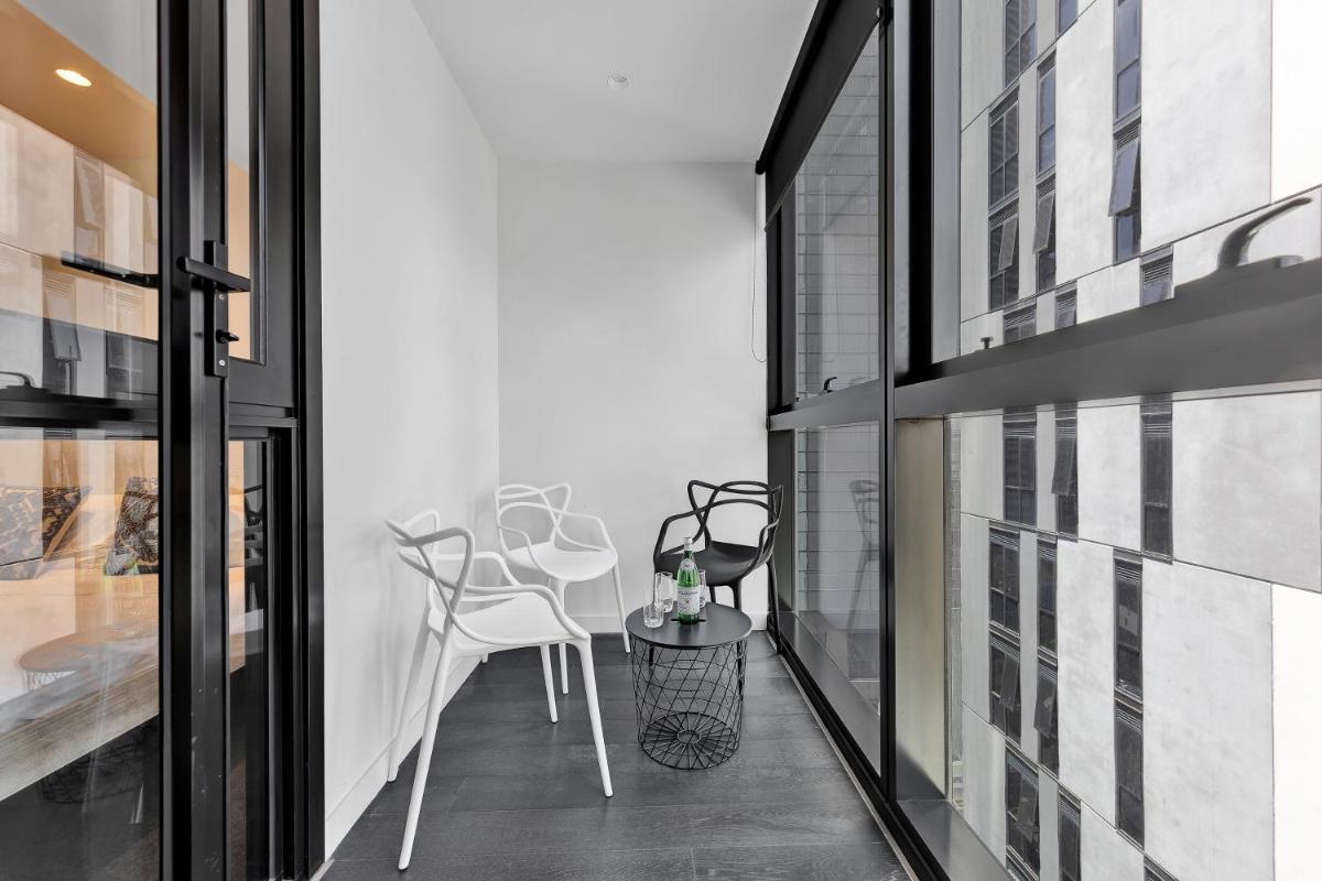 EQ Tower Modern Apartments Melbourne Central CBD
