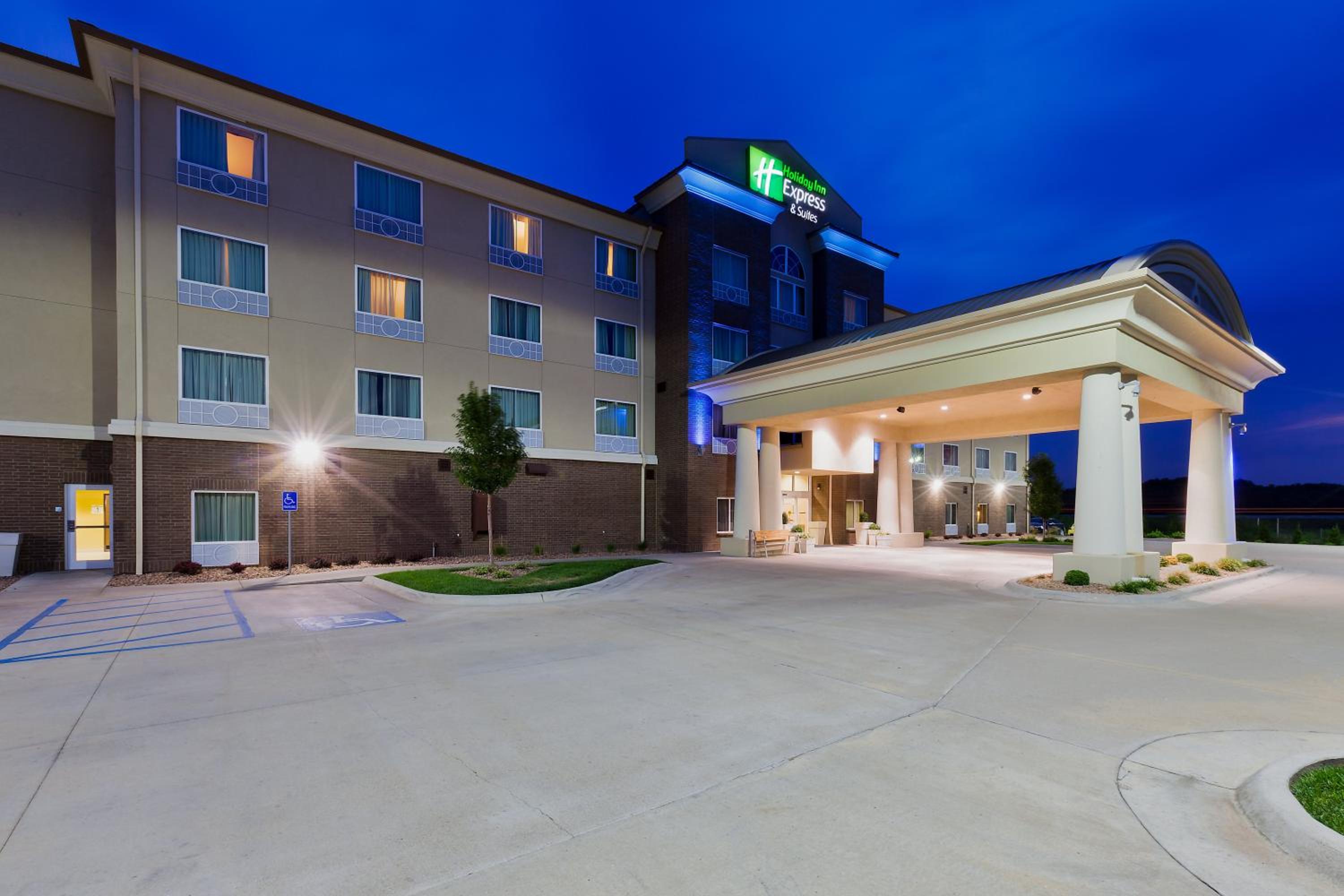 Hotel Holiday Inn Express Hotel & Suites Salina, an IHG Hotel - Image 1