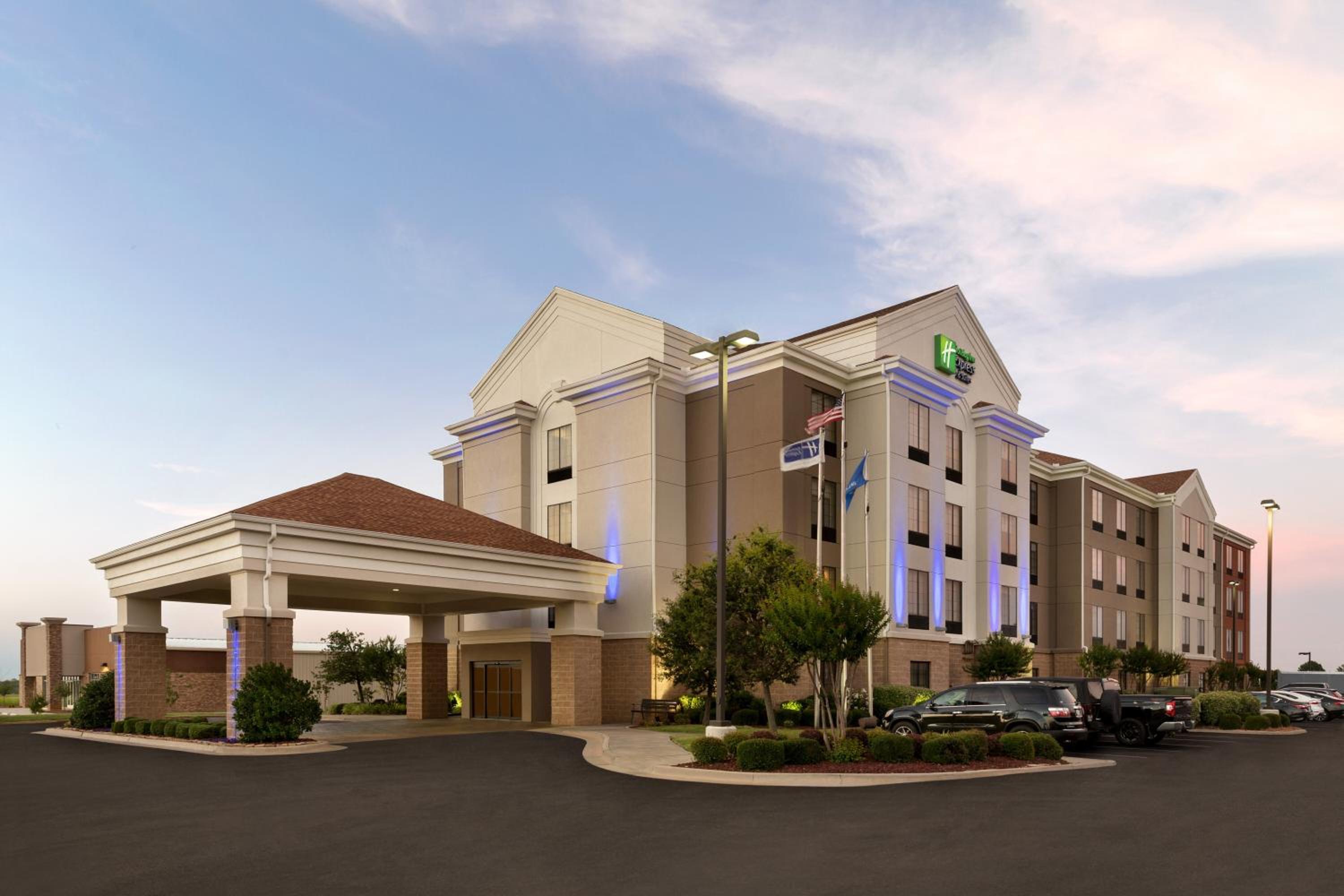 Holiday Inn Express Hotel  Suites Shawnee I-40, an IHG Hotel - Property Image 11