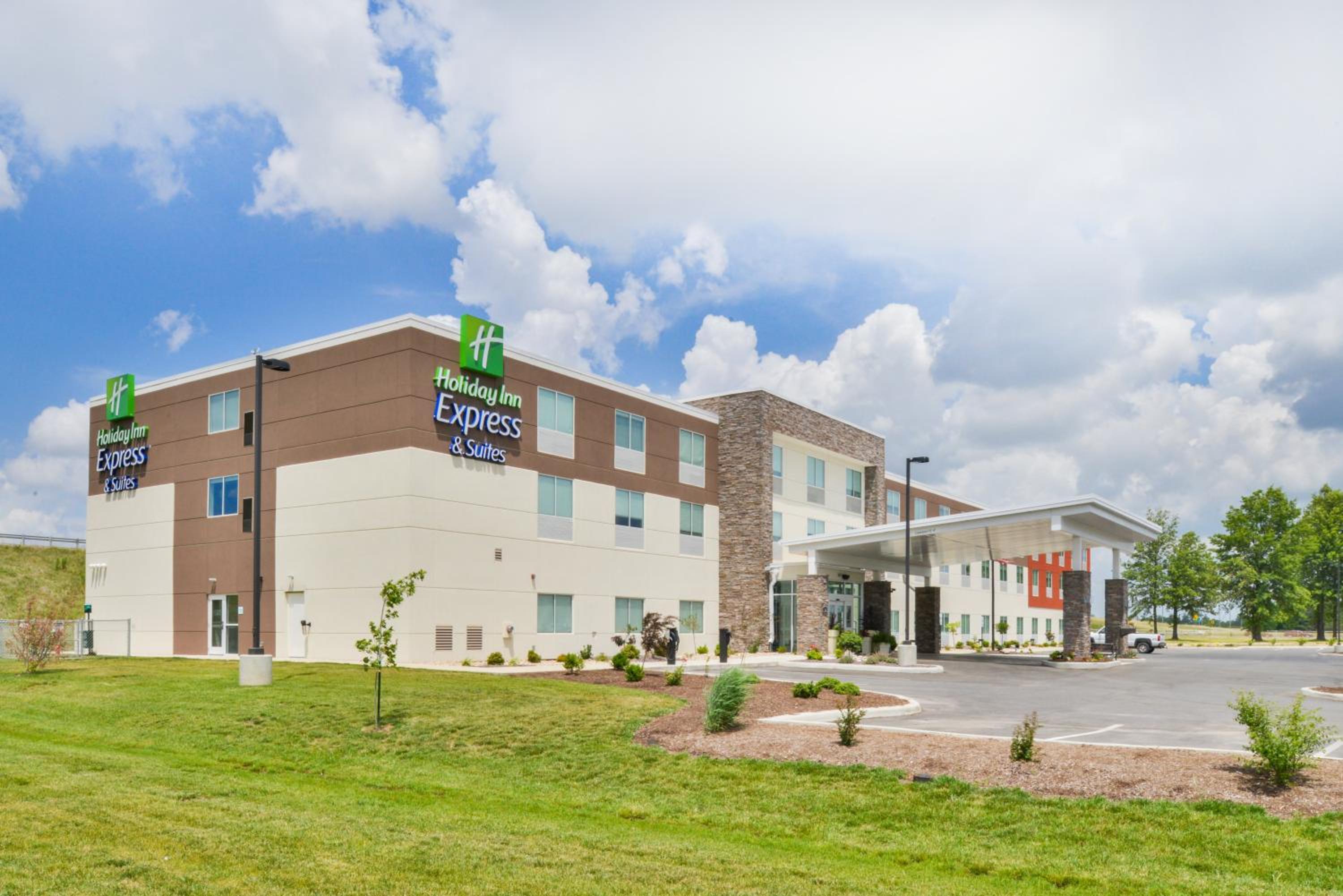 Mount Vernon Vacations - Holiday Inn Express  Suites Salem, an IHG Hotel - Property Image 1