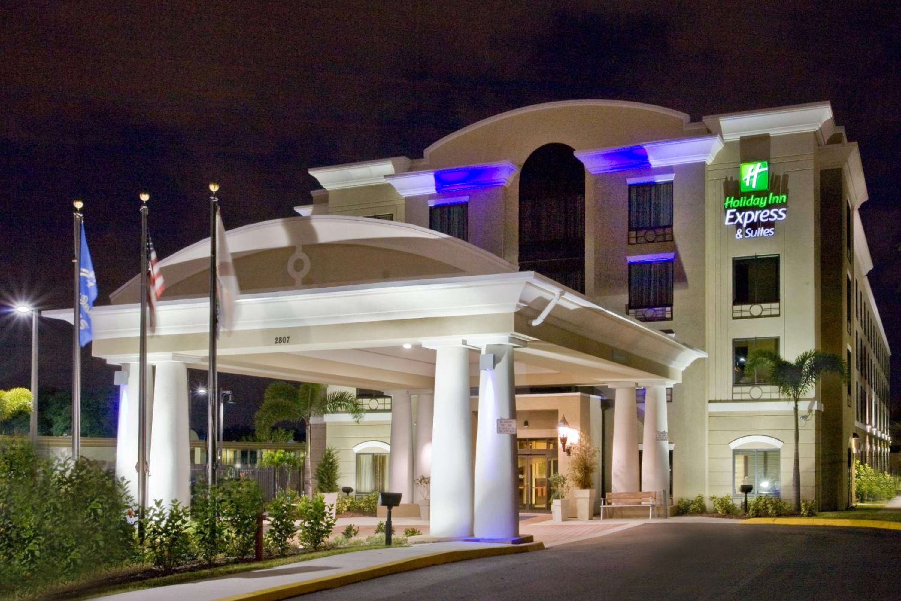 Hotel Holiday Inn Express Hotel & Suites Tampa-USF-Busch Gardens, an IHG Hotel - Image 1