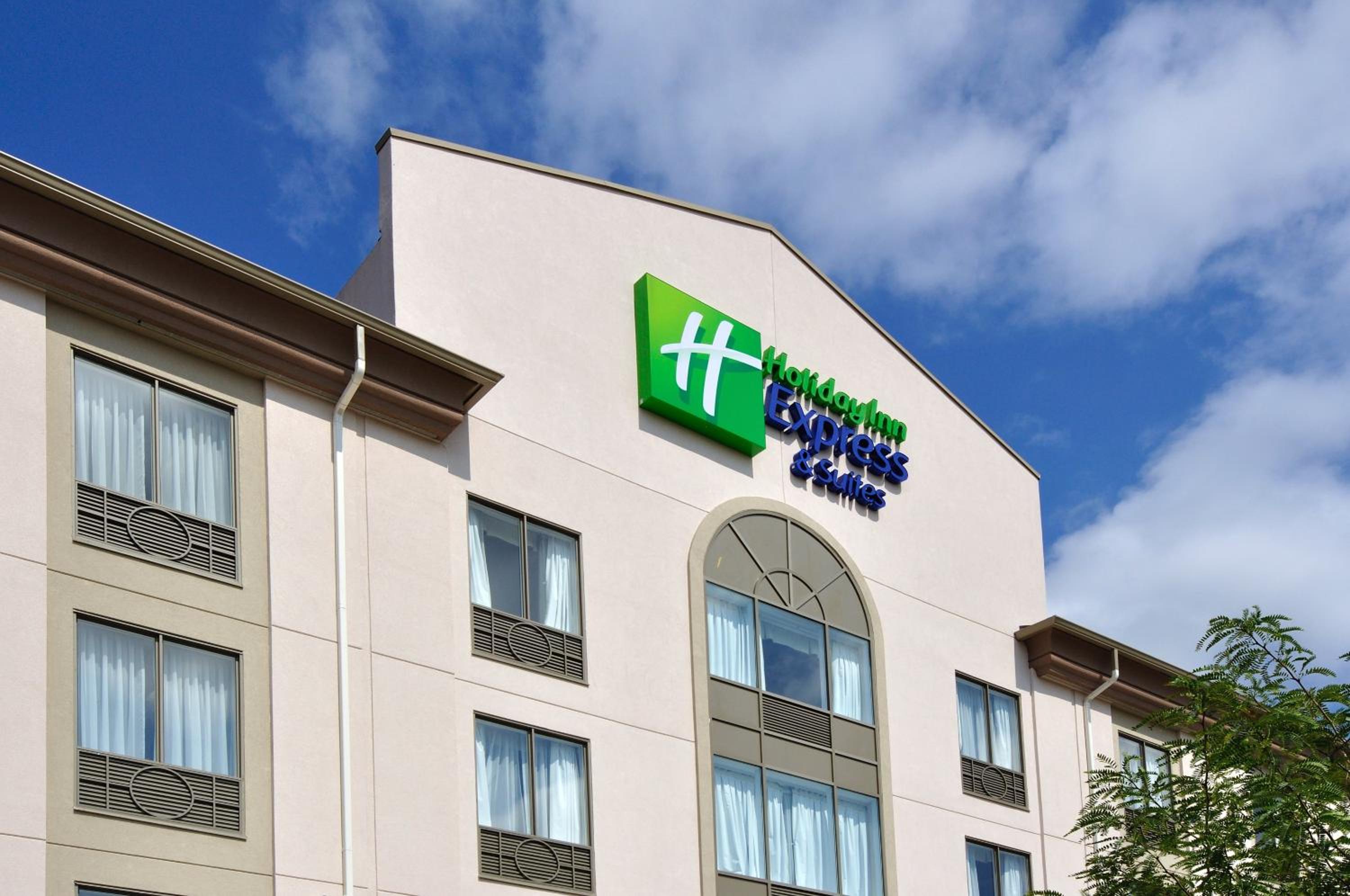 Hotel Holiday Inn Express Hotel & Suites Ottawa Airport, an IHG Hotel - Image 1