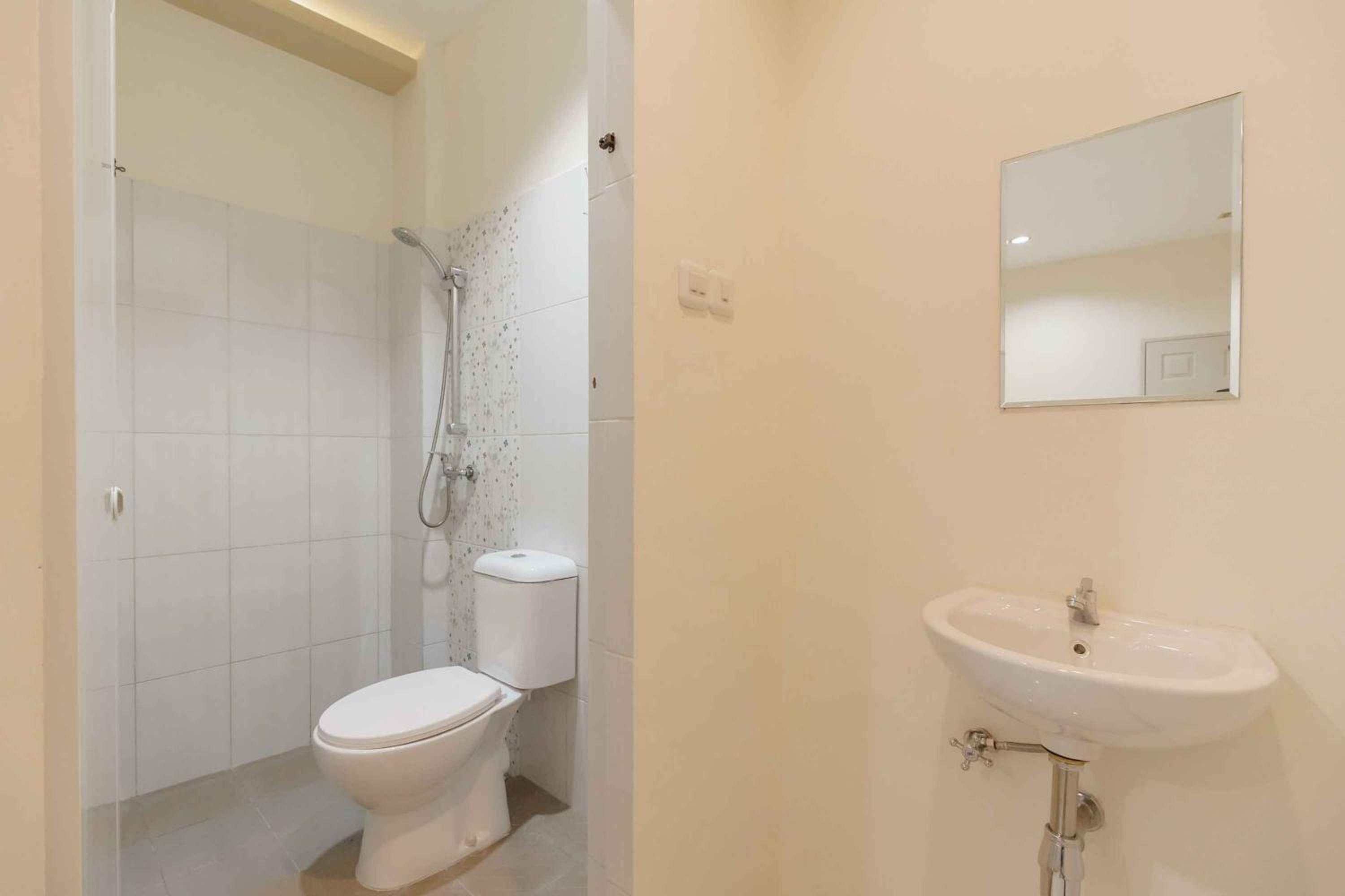 RedDoorz Plus near Millenium ICT Centre Medan 2 view 5