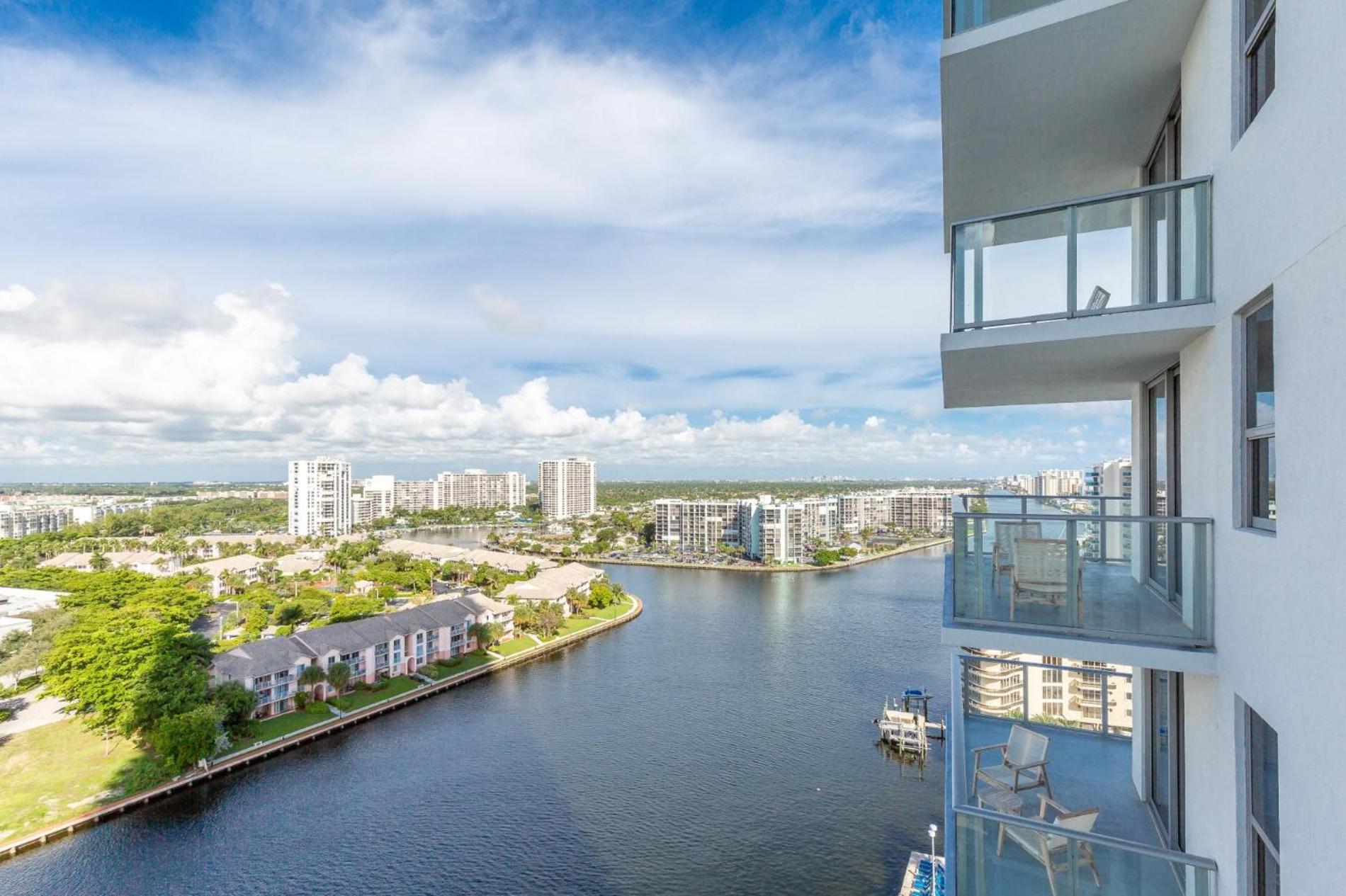 Family 3 bedroom Hyde Beach House Miami 22th floor view 5