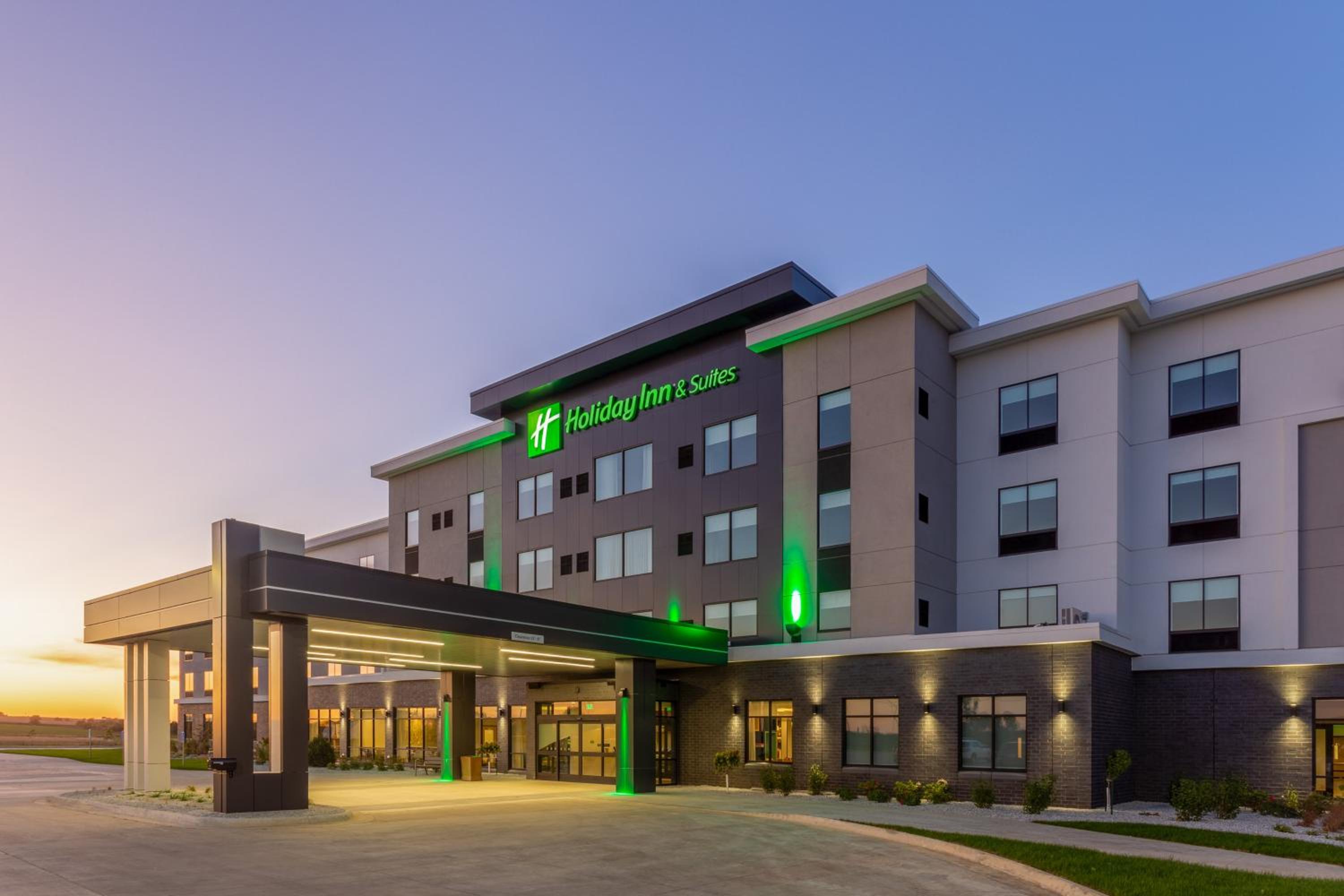 Hotel Holiday Inn & Suites Cedar Falls-Waterloo Event Ctr, an IHG Hotel - Image 1