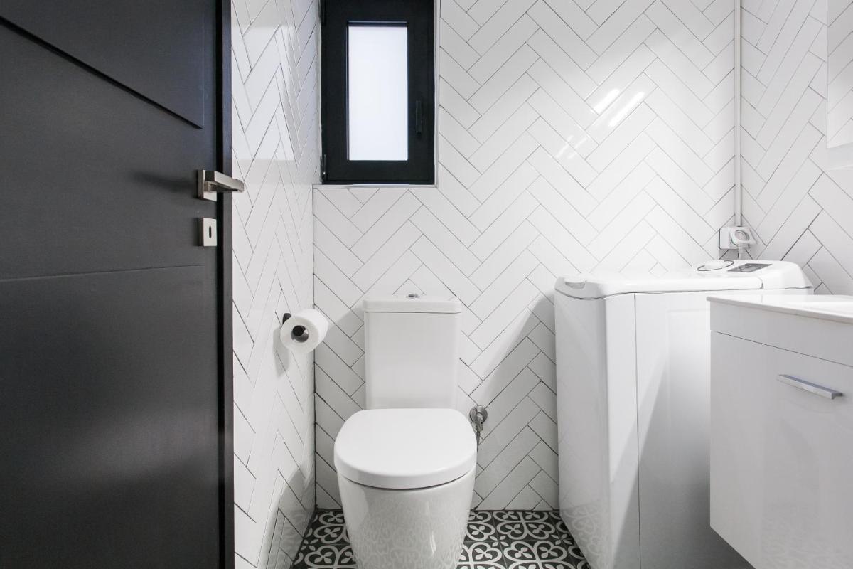 Black & White Studio close to Lycabettus Hill by UPSTREET
