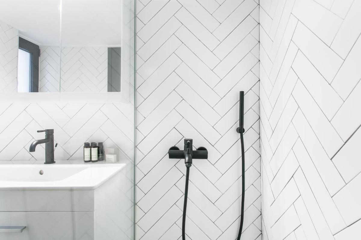 Black & White Studio close to Lycabettus Hill by UPSTREET