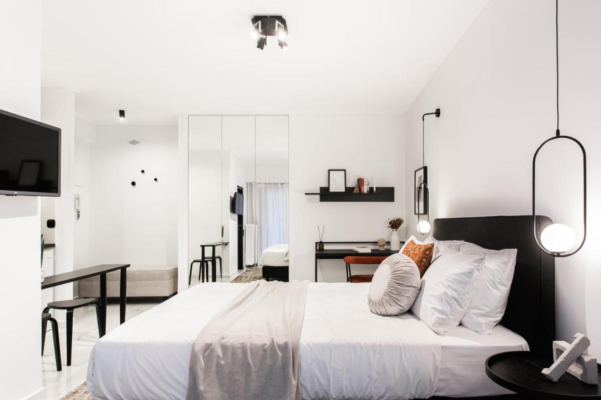 Black & White Studio close to Lycabettus Hill by UPSTREET
