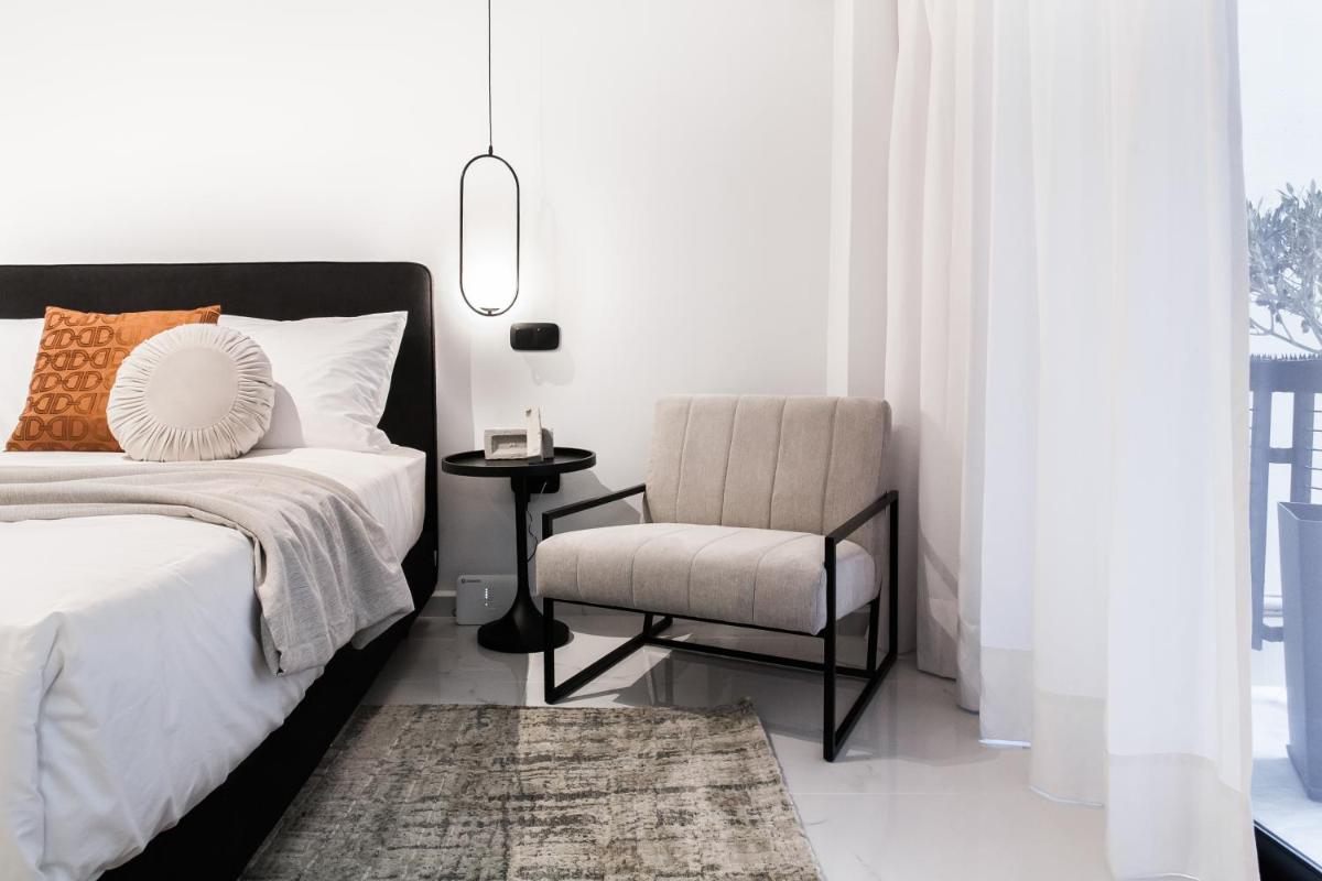 Black & White Studio close to Lycabettus Hill by UPSTREET
