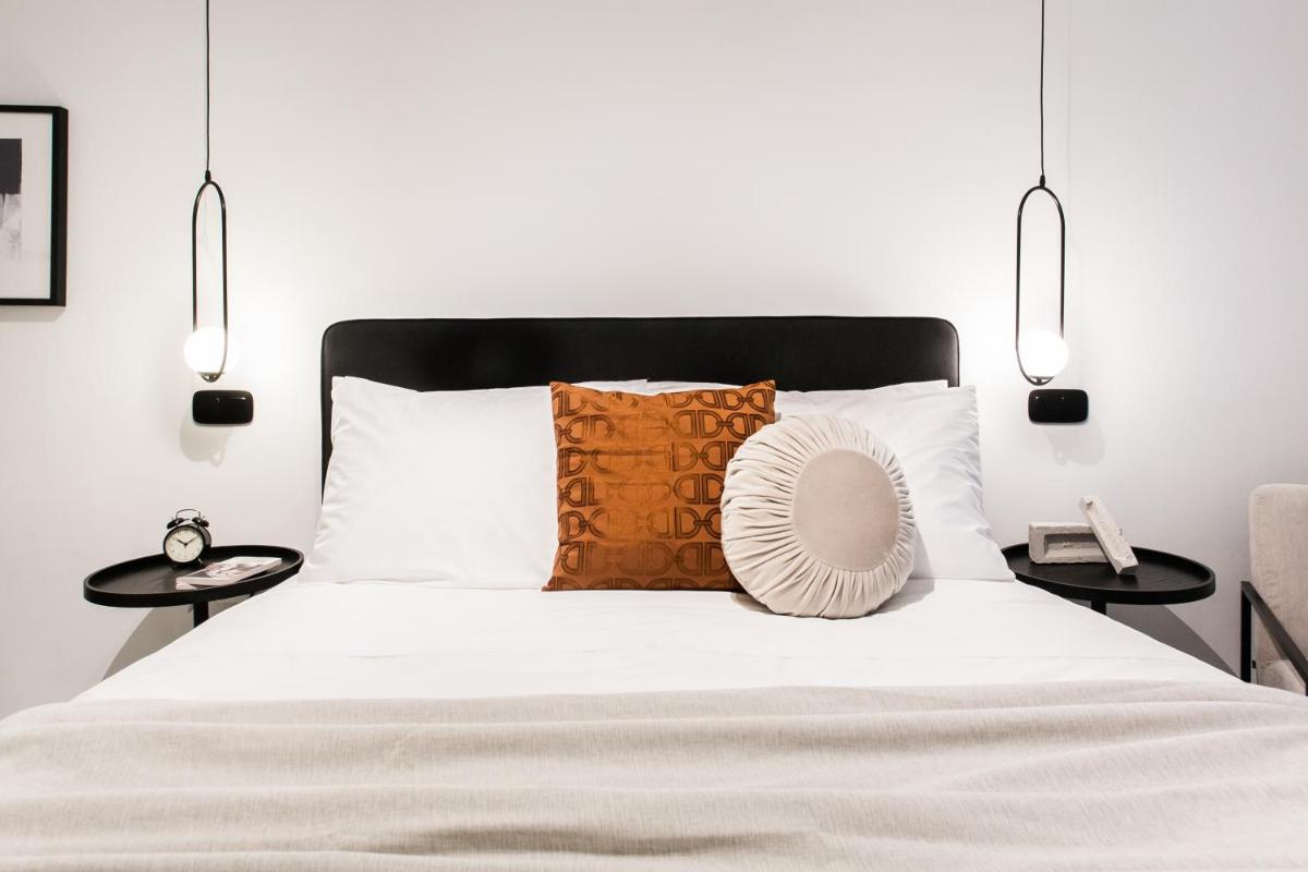 Black & White Studio close to Lycabettus Hill by UPSTREET