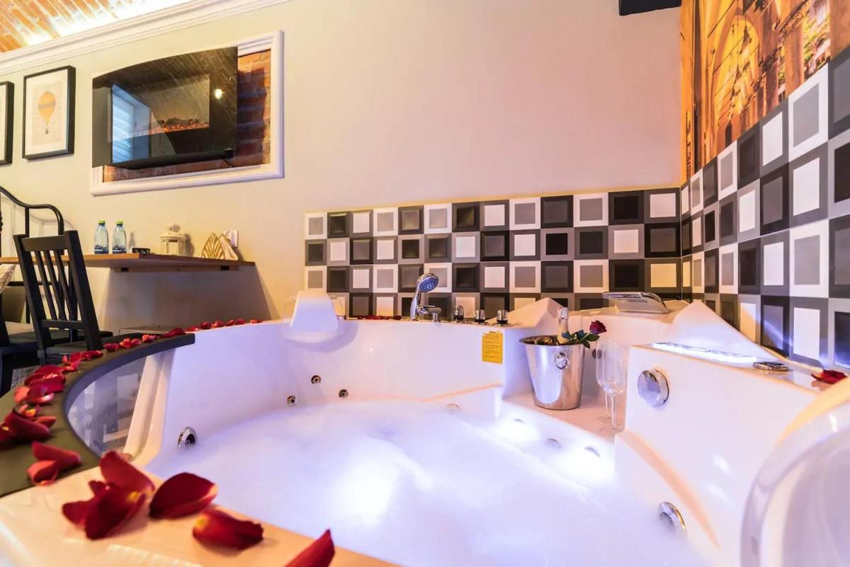 UNDERGROUND Jacuzzi Rooms view 4