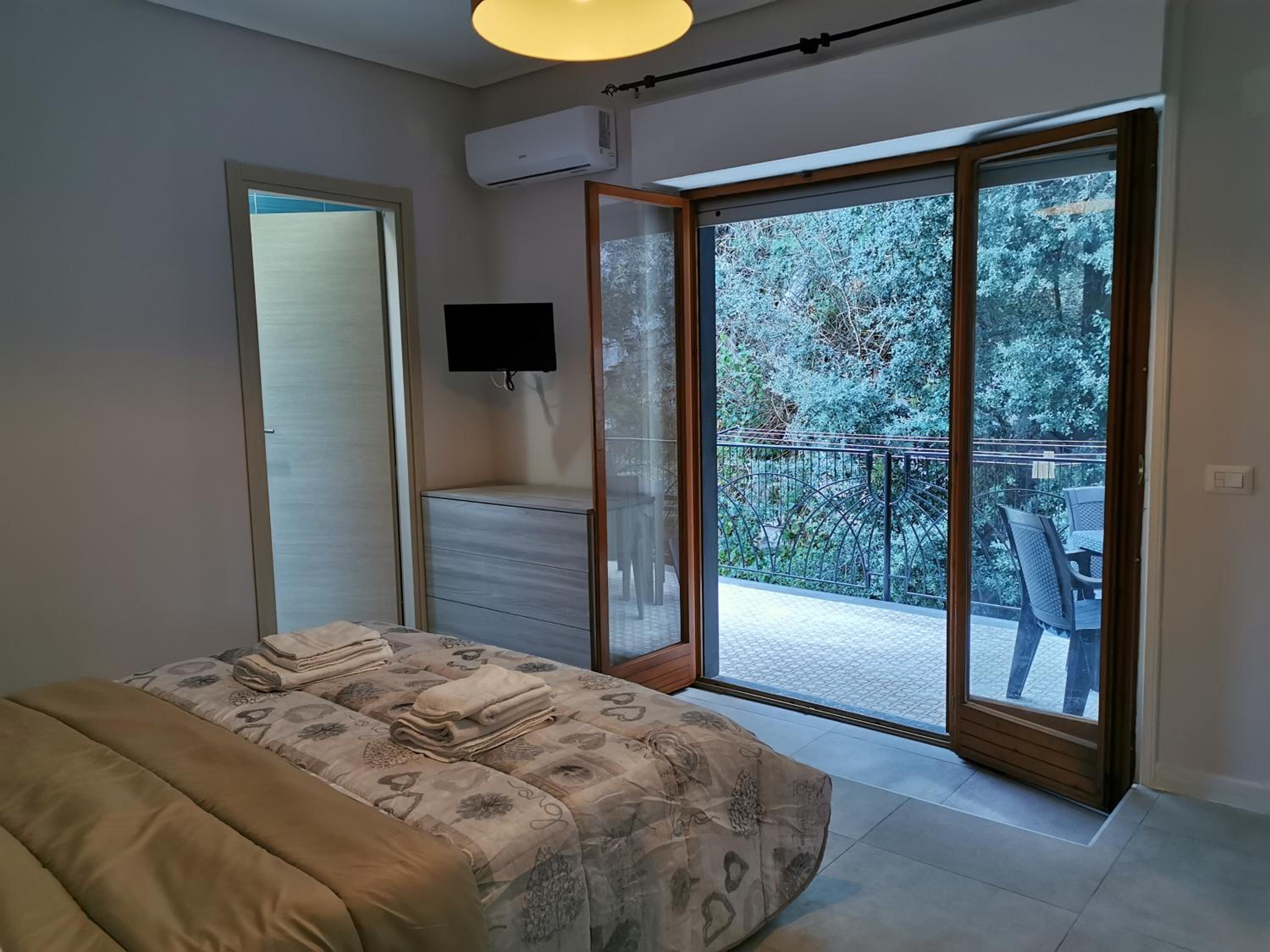 Sorrento's Holidays Room 1 view 2