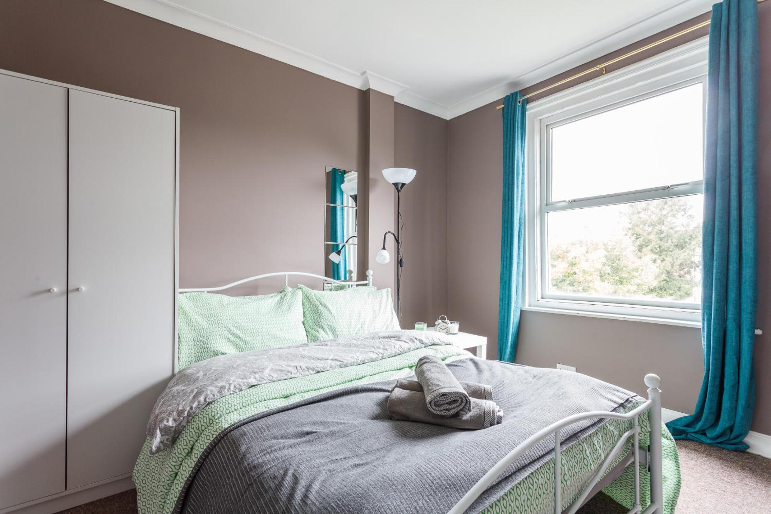 Shirley House 1, Guest House, Self Catering, Self Check in with smart locks, use of Fully Equipped Kitchen, Walking Distance to Southampton Central, Excell view 4