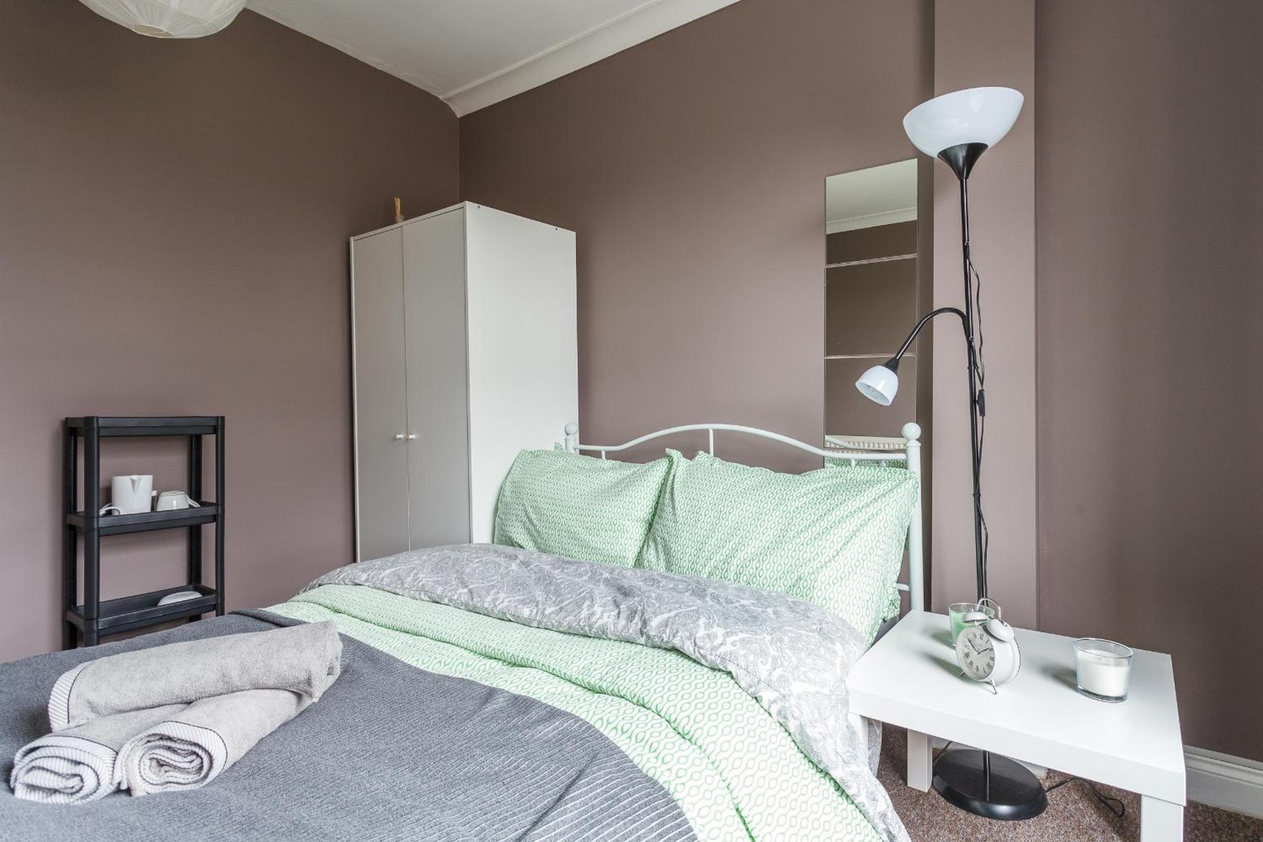 Shirley House 1, Guest House, Self Catering, Self Check in with smart locks, use of Fully Equipped Kitchen, Walking Distance to Southampton Central, Excell view 5