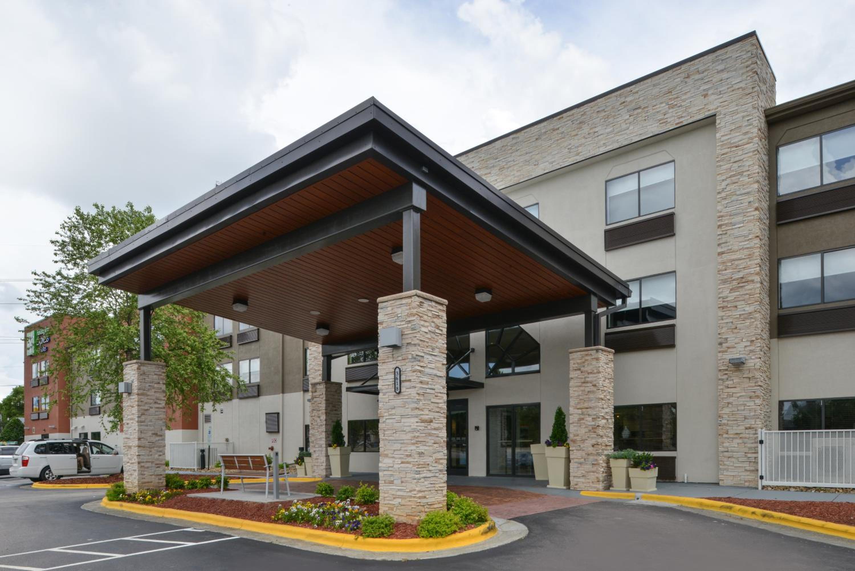 Hotel Holiday Inn Express & Suites Raleigh NE - Medical Ctr Area, an IHG Hotel - Image 1