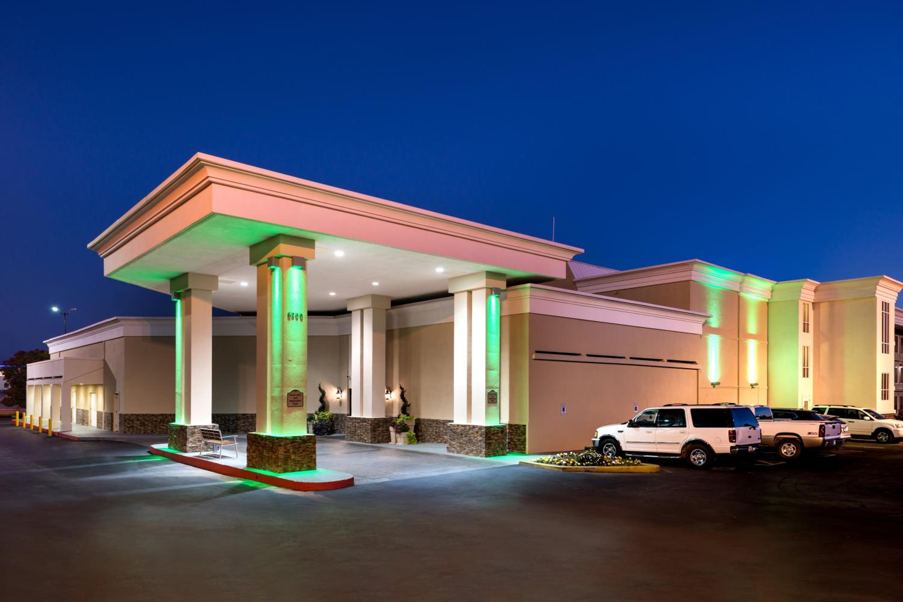 Hotel Holiday Inn Hotel & Suites Oklahoma City North, an IHG Hotel - Image 1