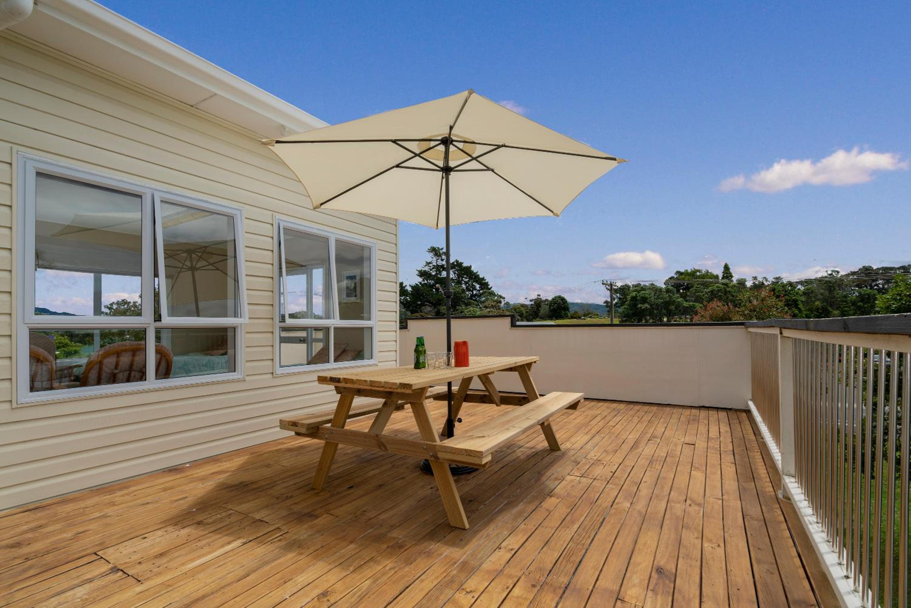 Sun Seeker Bach - Ferry Landing Holiday Home view 4