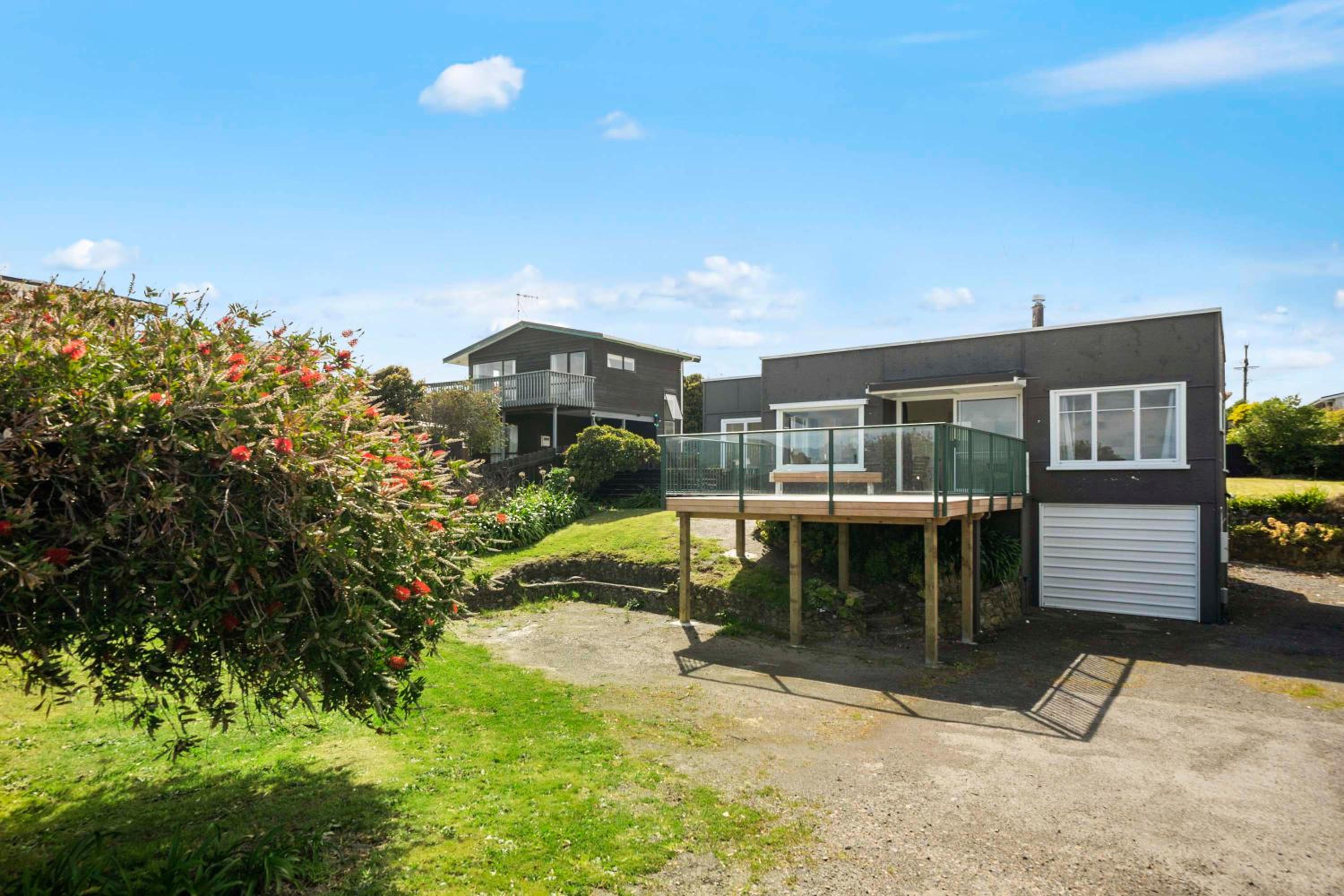 The Green Trout - Paraparaumu Beach Holiday Home view 3
