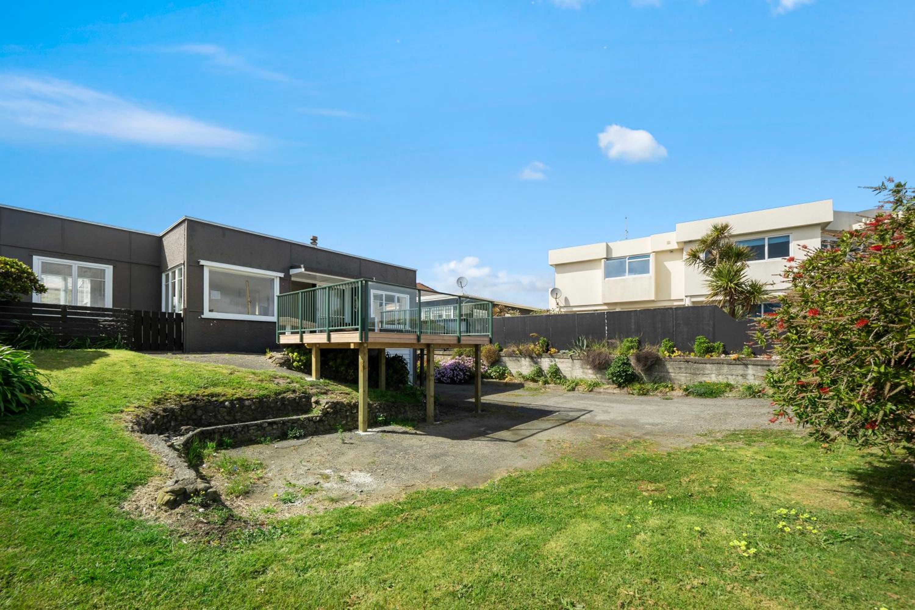 The Green Trout - Paraparaumu Beach Holiday Home view 4