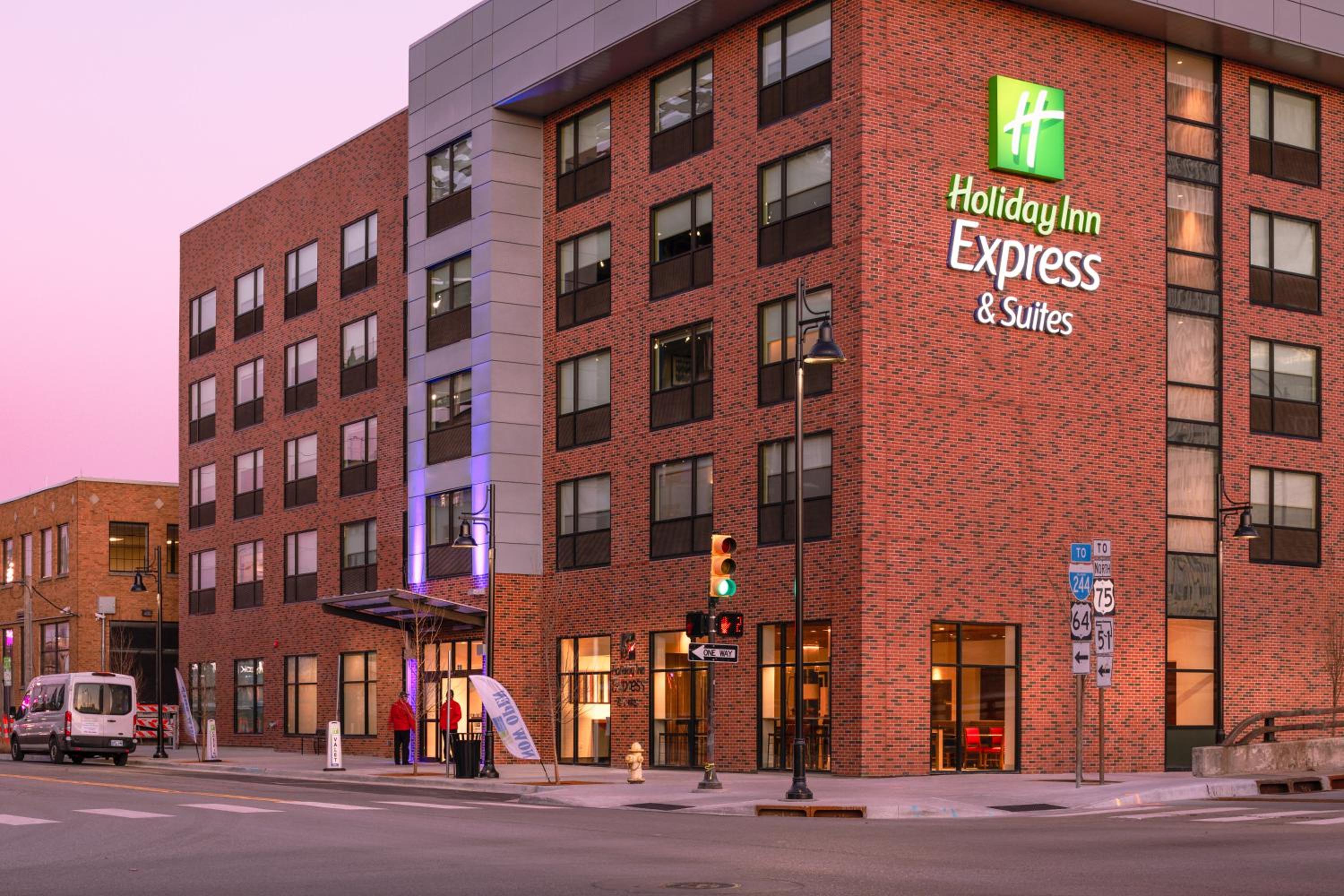 Hotel Holiday Inn Express & Suites - Tulsa Downtown - Arts District, an IHG Hotel - Image 1