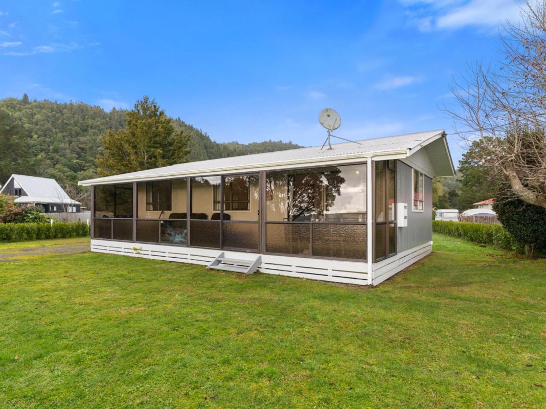 Relax Lakeside - Lake Rotoiti Bach view 3