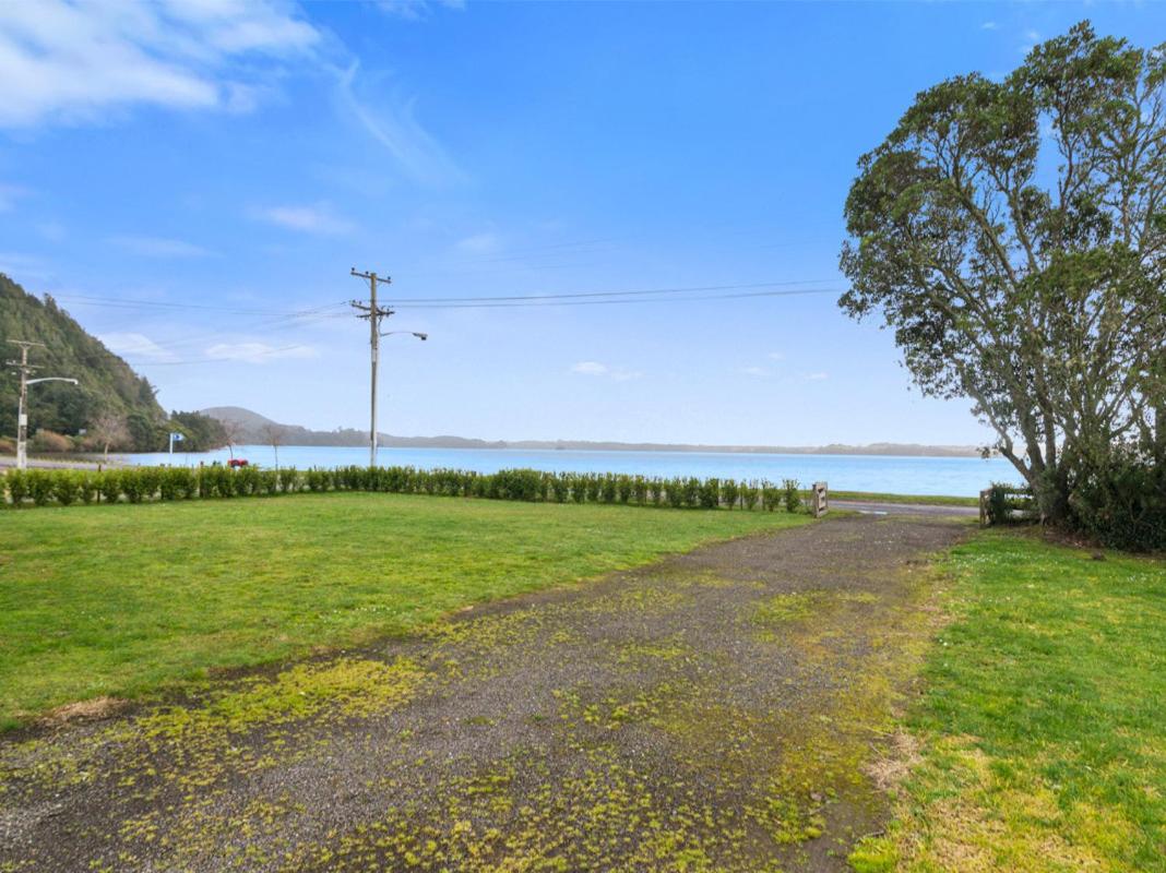 Relax Lakeside - Lake Rotoiti Bach view 4