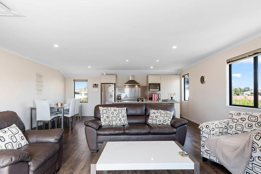 Sparkling Ocean Views - Papamoa Holiday House view 4