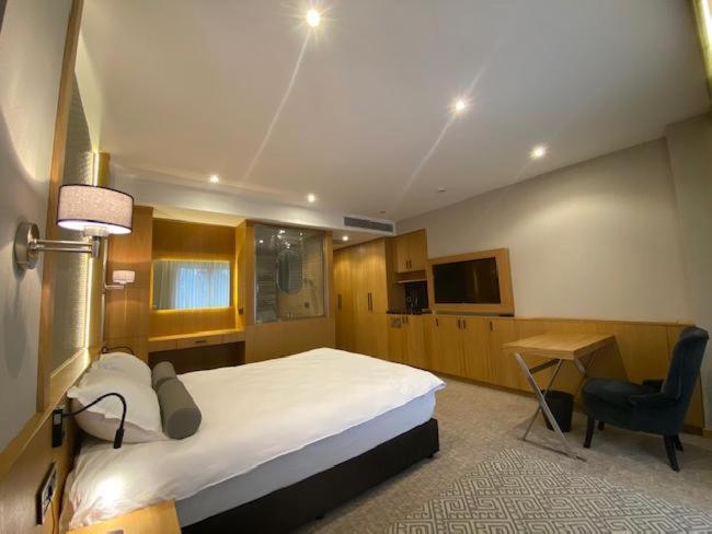 Bella Hotel - Image 11