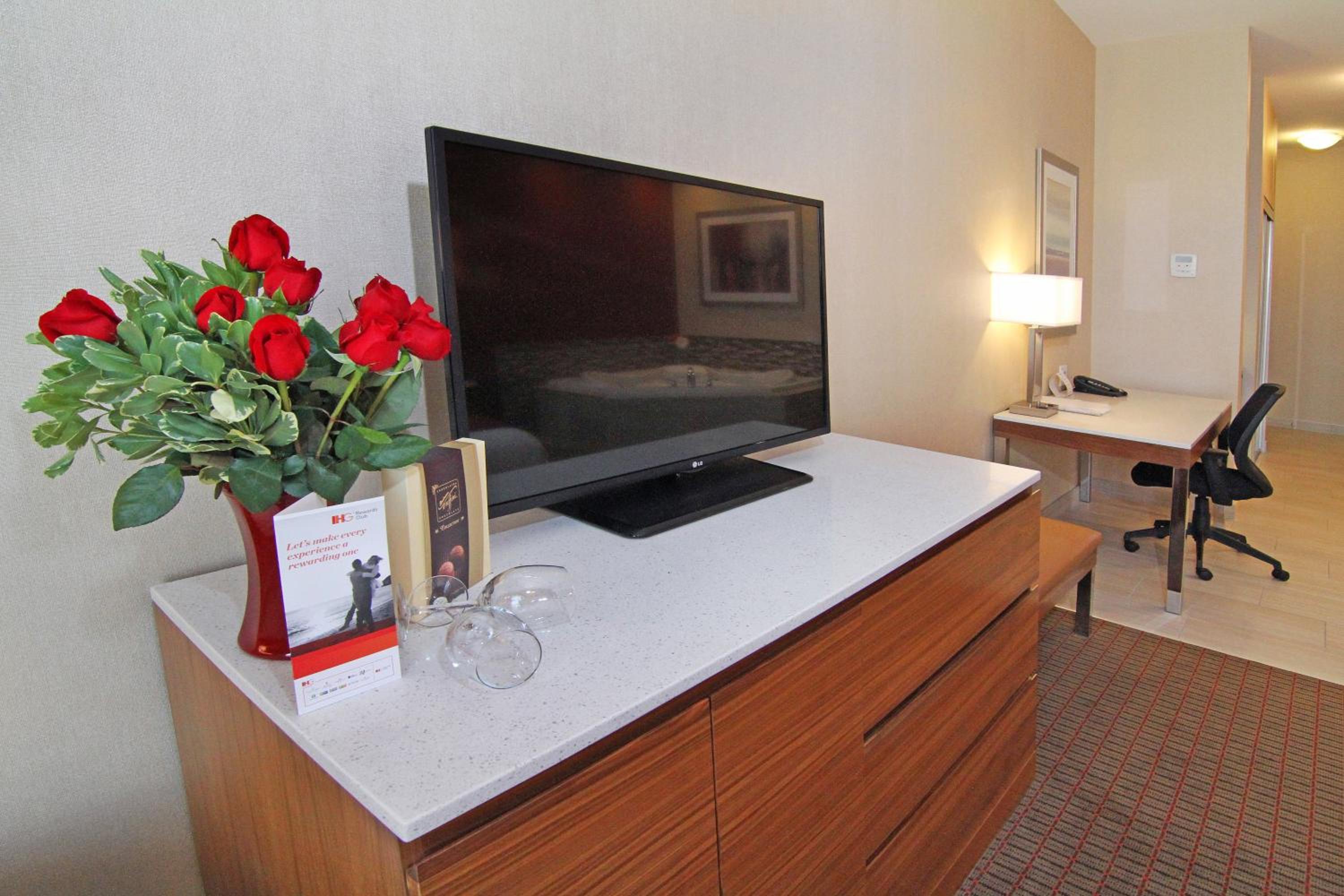 Holiday Inn Express and Suites Calgary University, an IHG Hotel-3