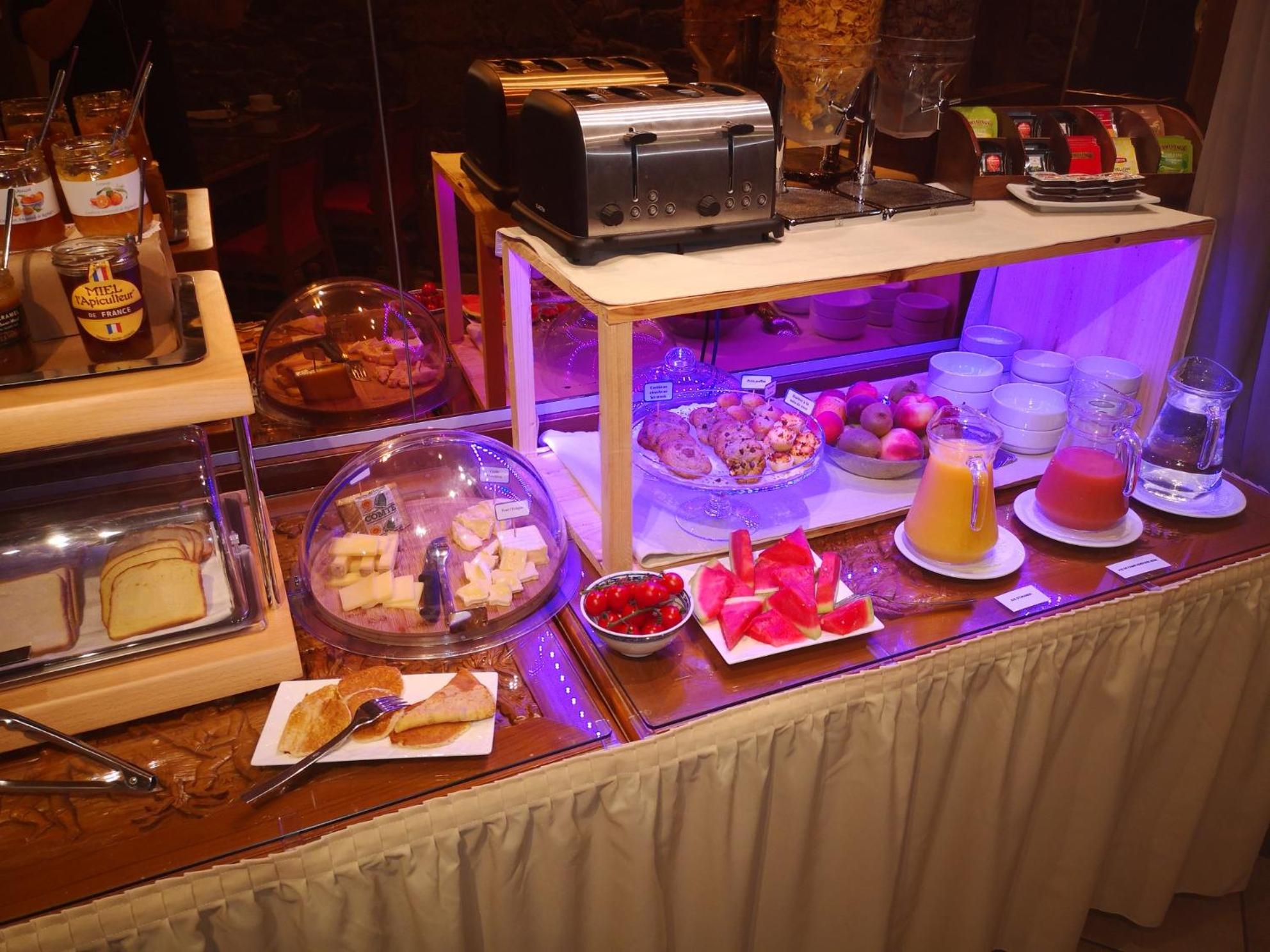 breakfast buffet